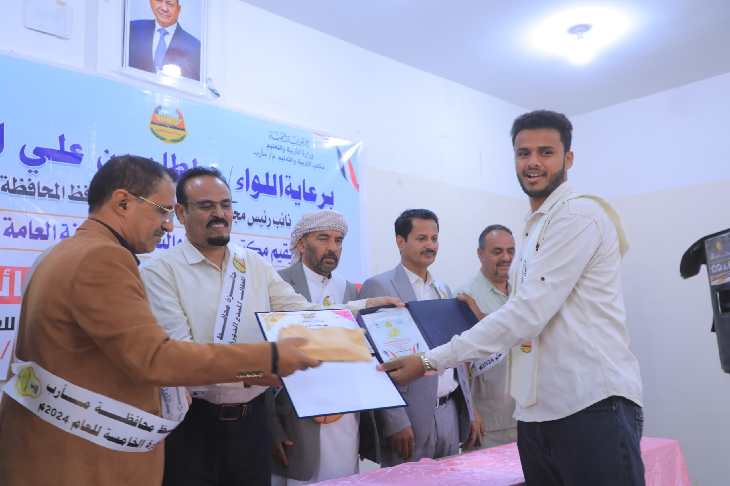 نائب وزير التربية ووكيل محافظة مأرب يكرمان الفائزين بجائزة المحافظ للطالب المبدع