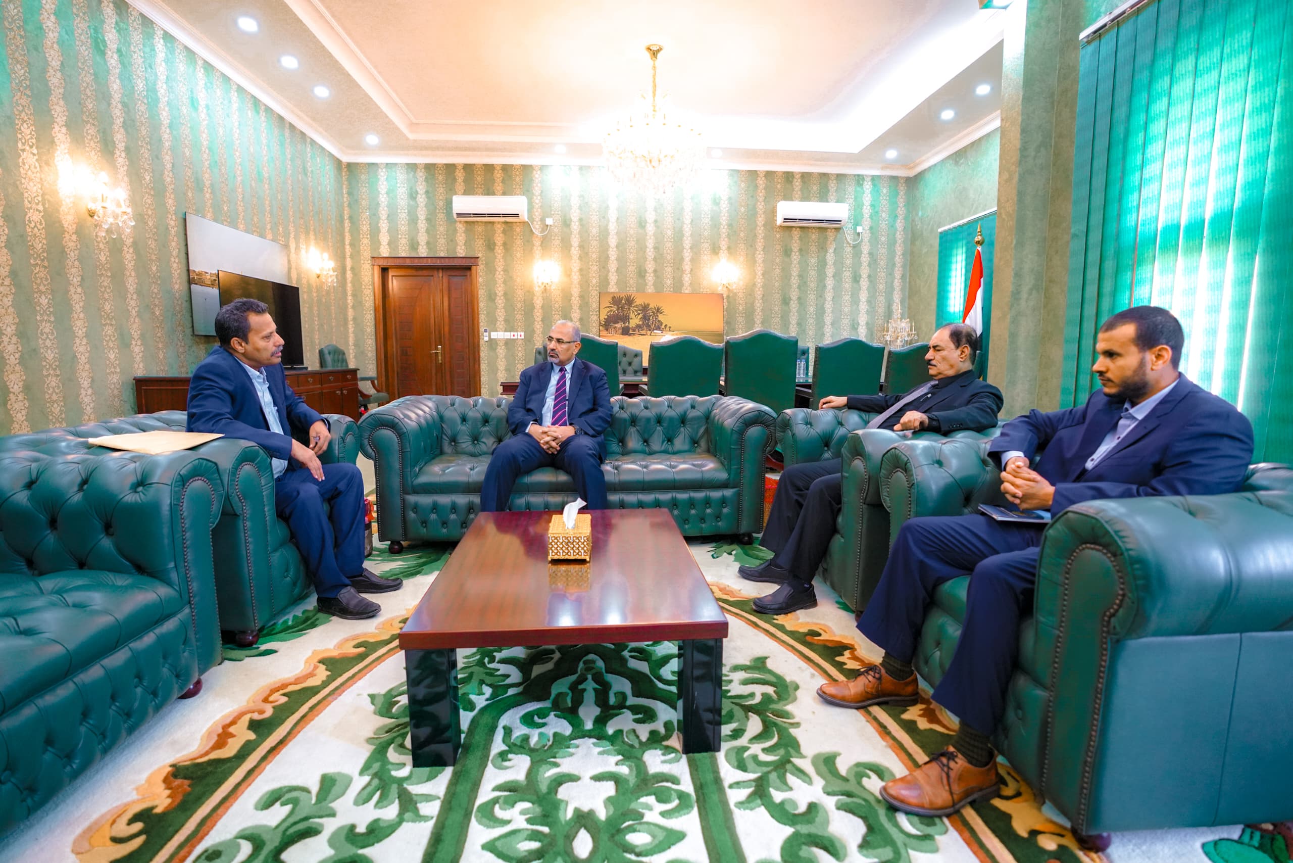 اللواء الزُبيدي يطّلع على الأوضاع الخدمية والأمنية والعسكرية في محافظتي أبين والضالع