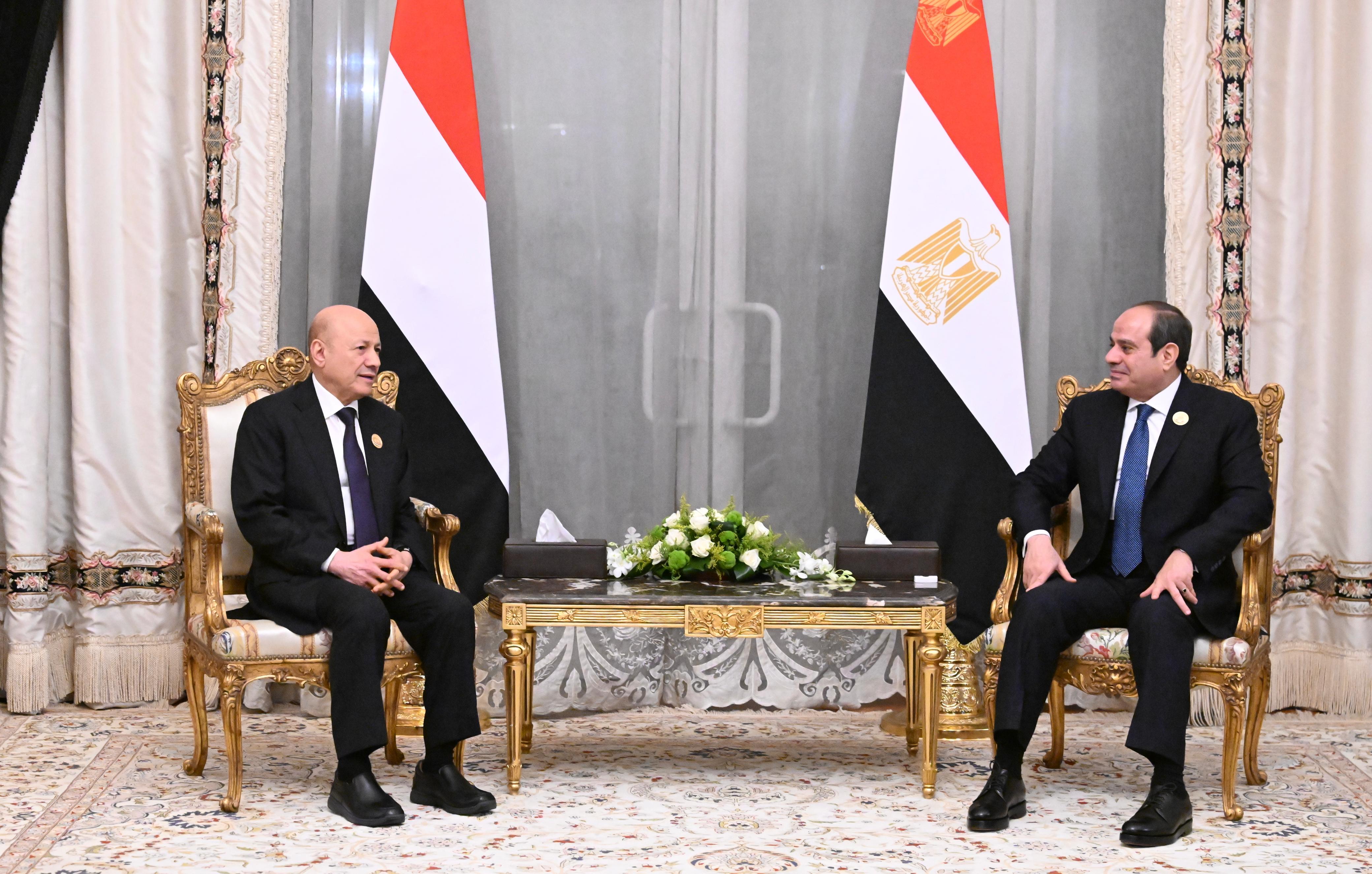 رئيس مجلس القيادة يبحث والرئيس السيسي العلاقات الثنائية والتطورات الوطنية والاقليمية ((موسع))