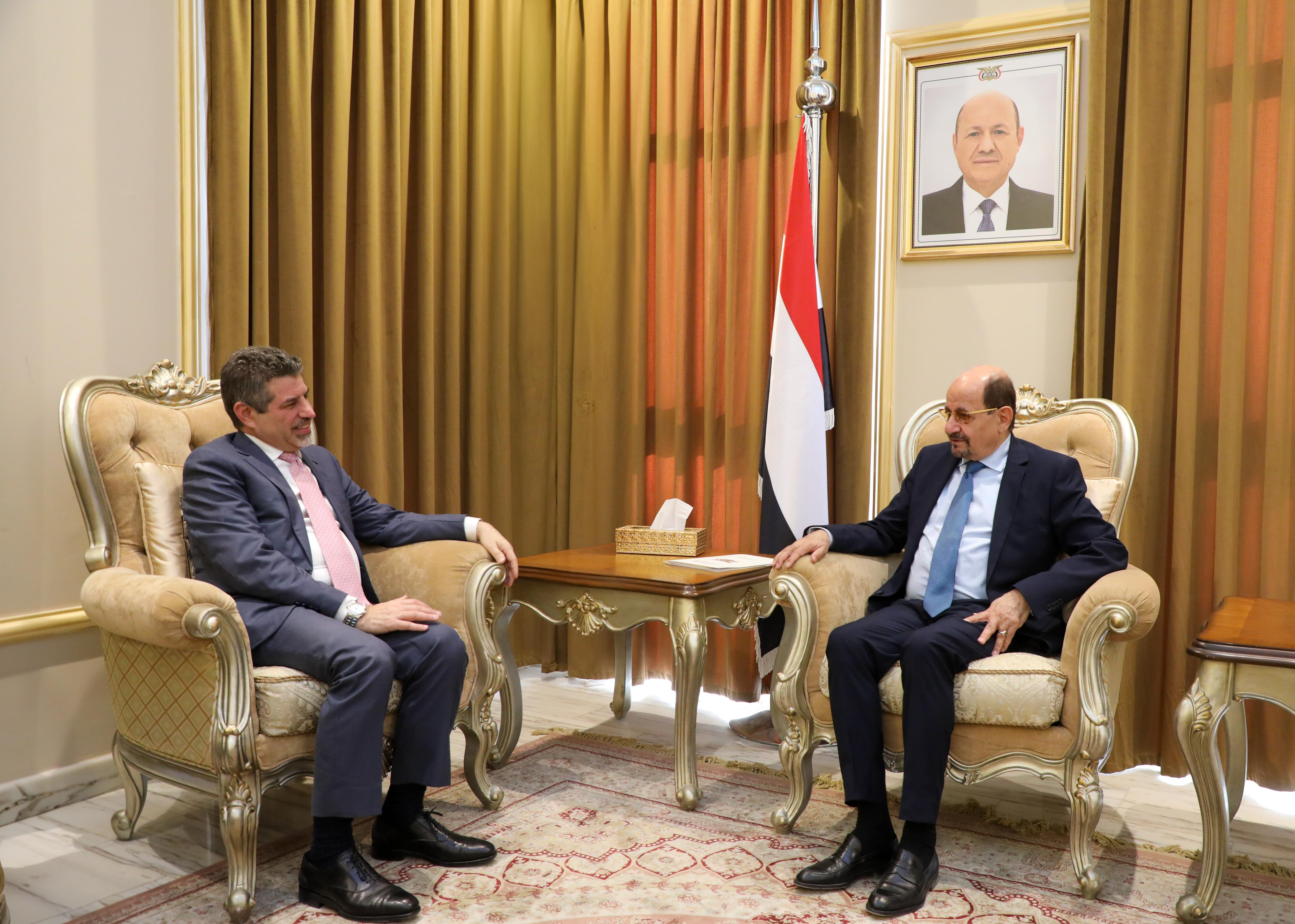 وزير الخارجية يبحث مع السفير الأمريكي التعاون المشترك لتطبيق قرار تصنيف المليشيات الحوثية منظمة إرهابية