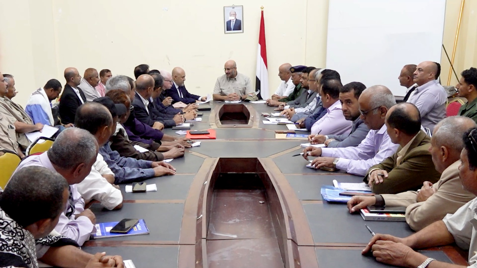 عضو مجلس القيادة طارق صالح يؤكد دعم المعلمين وتنمية محافظة تعز