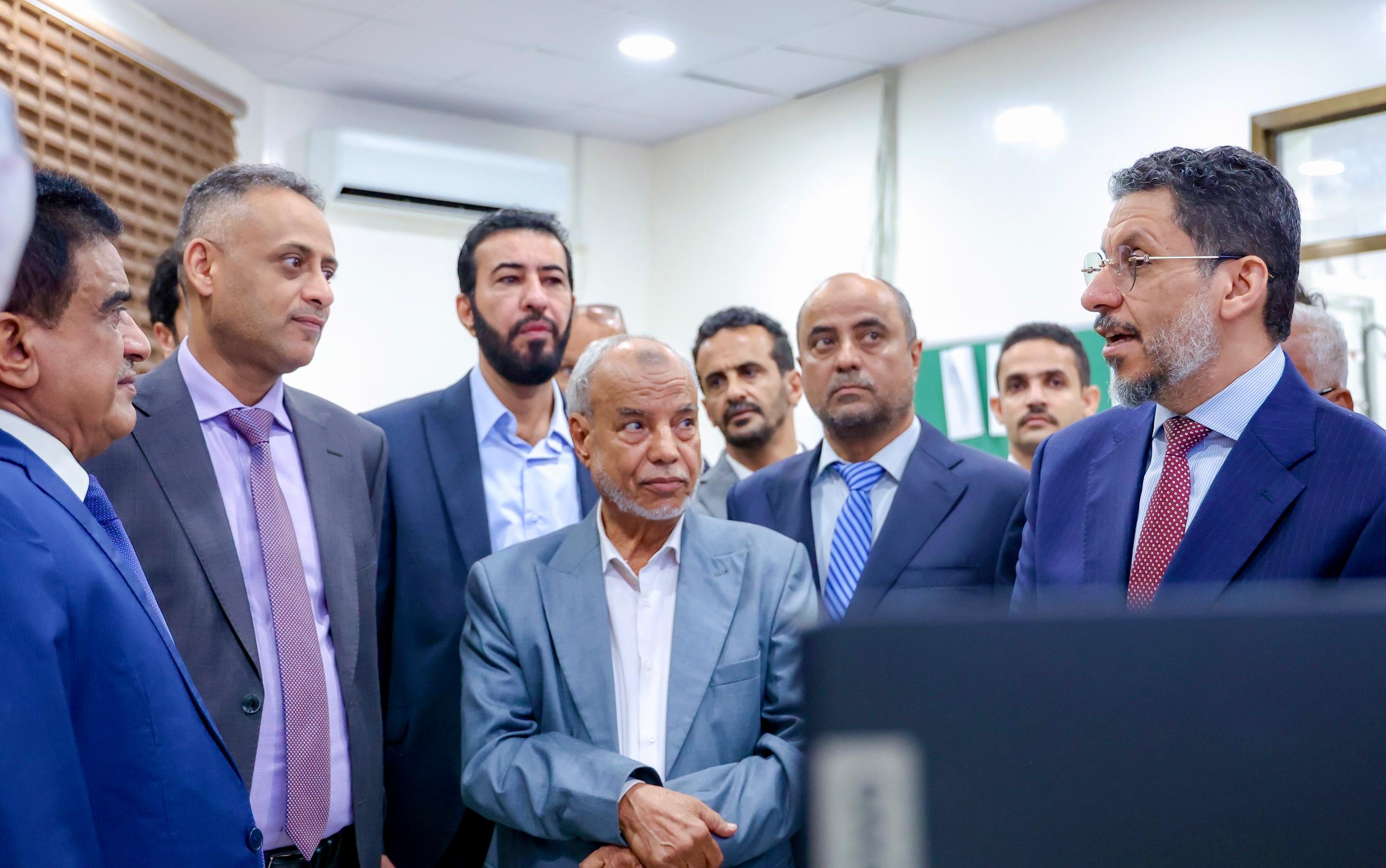 رئيس الوزراء يتفقد سير العمل في هيئة المساحة الجيولوجية ويعقد اجتماعاً موسعاً لمناقشة دورها وخططها