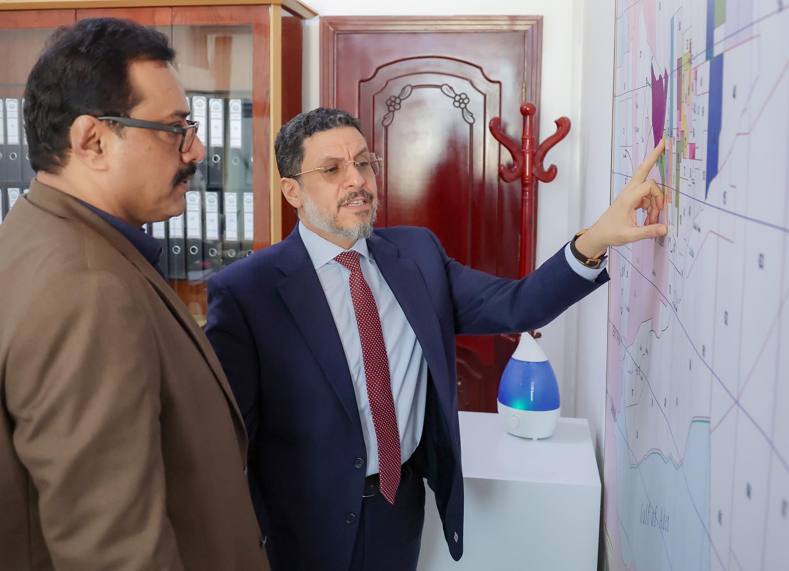 رئيس الوزراء يطلع على أداء المؤسسة اليمنية للنفط والغاز ويشدد على دورها المحوري في هذه المرحلة