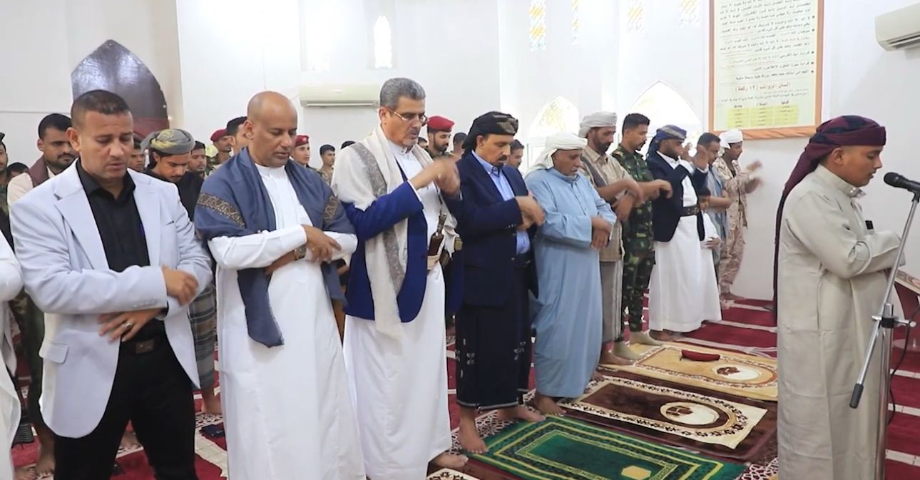 محافظ حضرموت يؤدي صلاة عيد الفطر مع جموع المصلين بمدينة المكلا