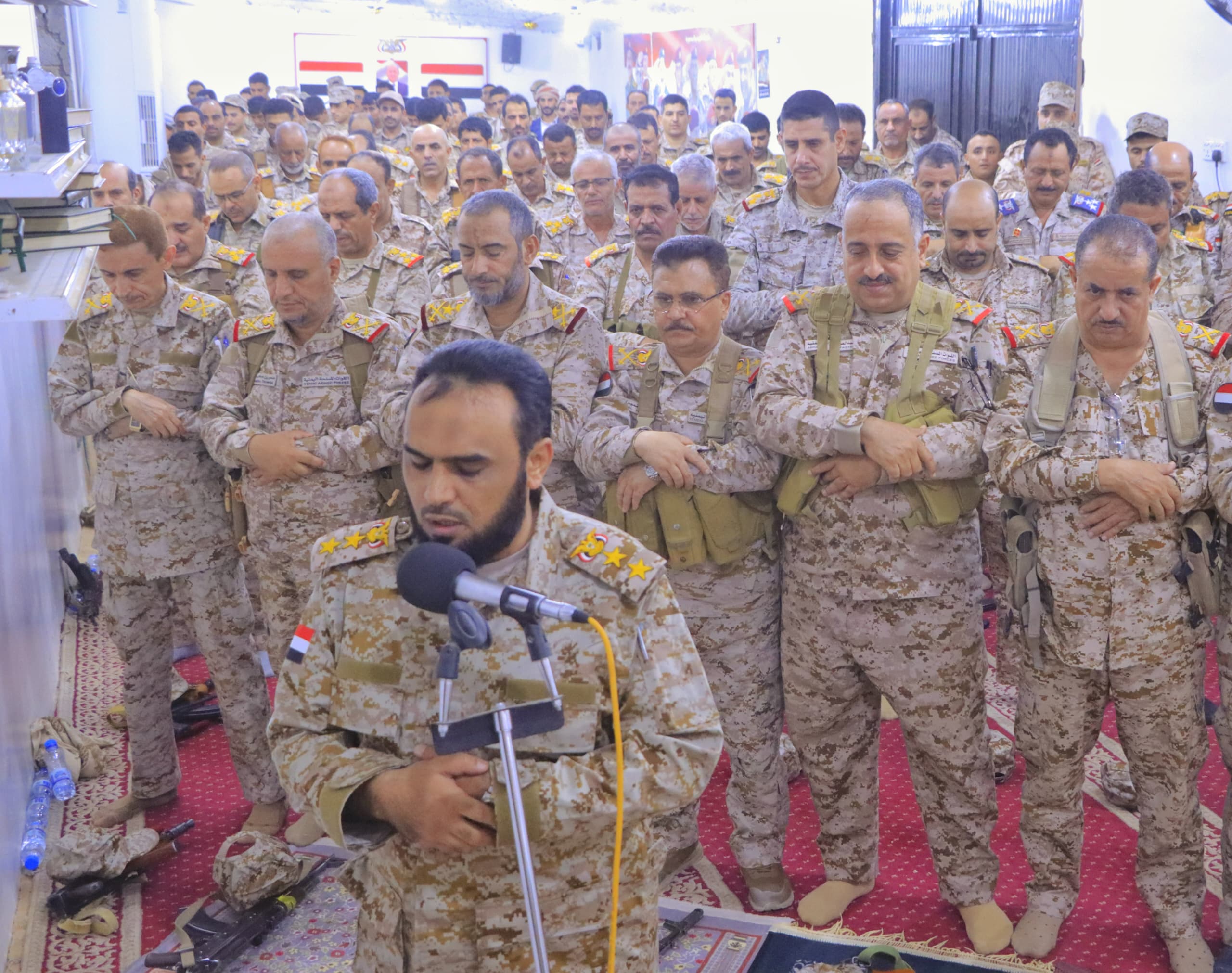 رئيس هيئة الأركان يؤدي صلاة عيد الفطر المُبارك مع القيادات العسكرية بمأرب
