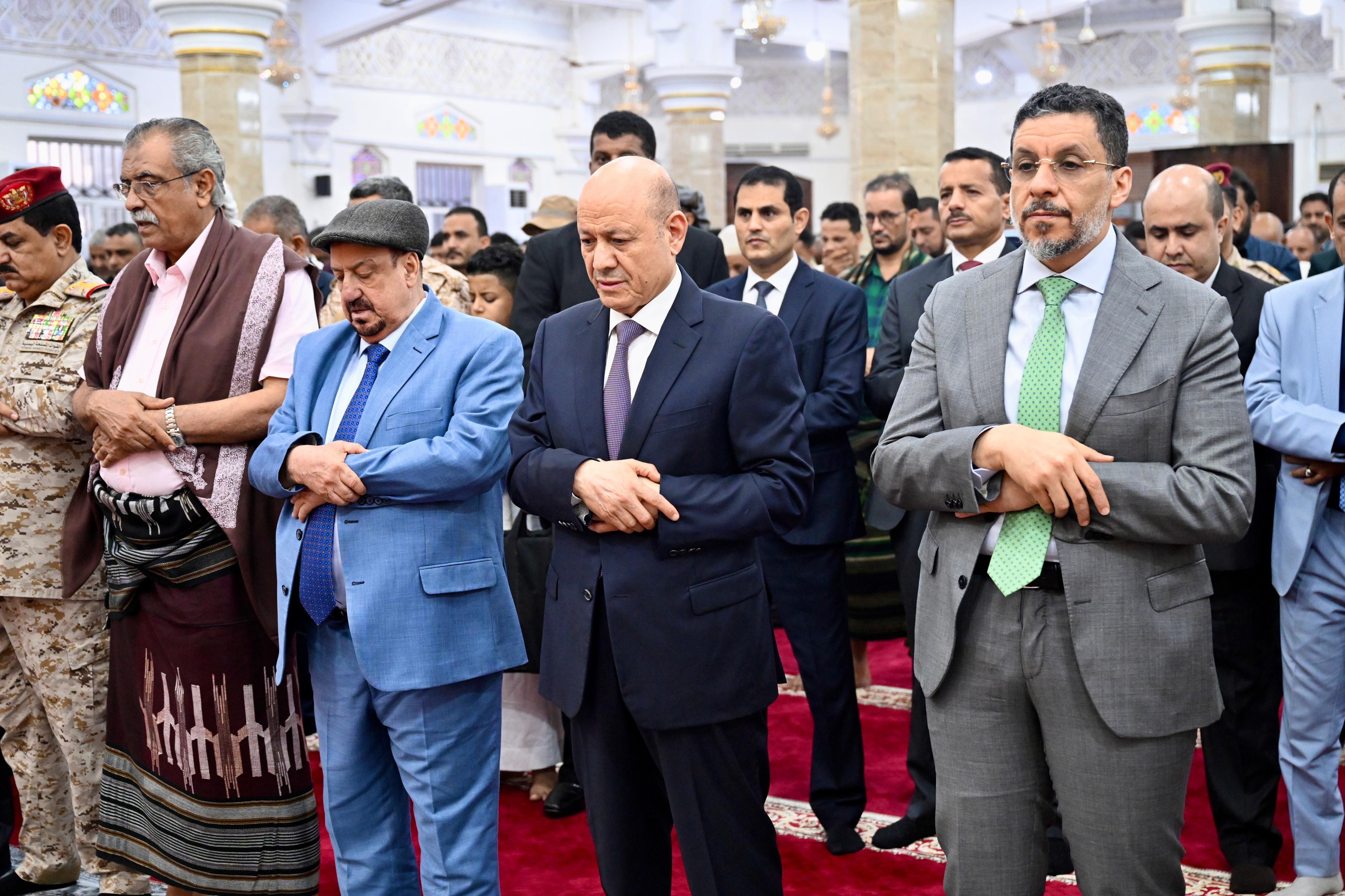 رئيس مجلس القيادة يؤدي في عدن مع قيادات الدولة والمواطنين صلاة عيد الفطر ويستقبل جموع المهنئين