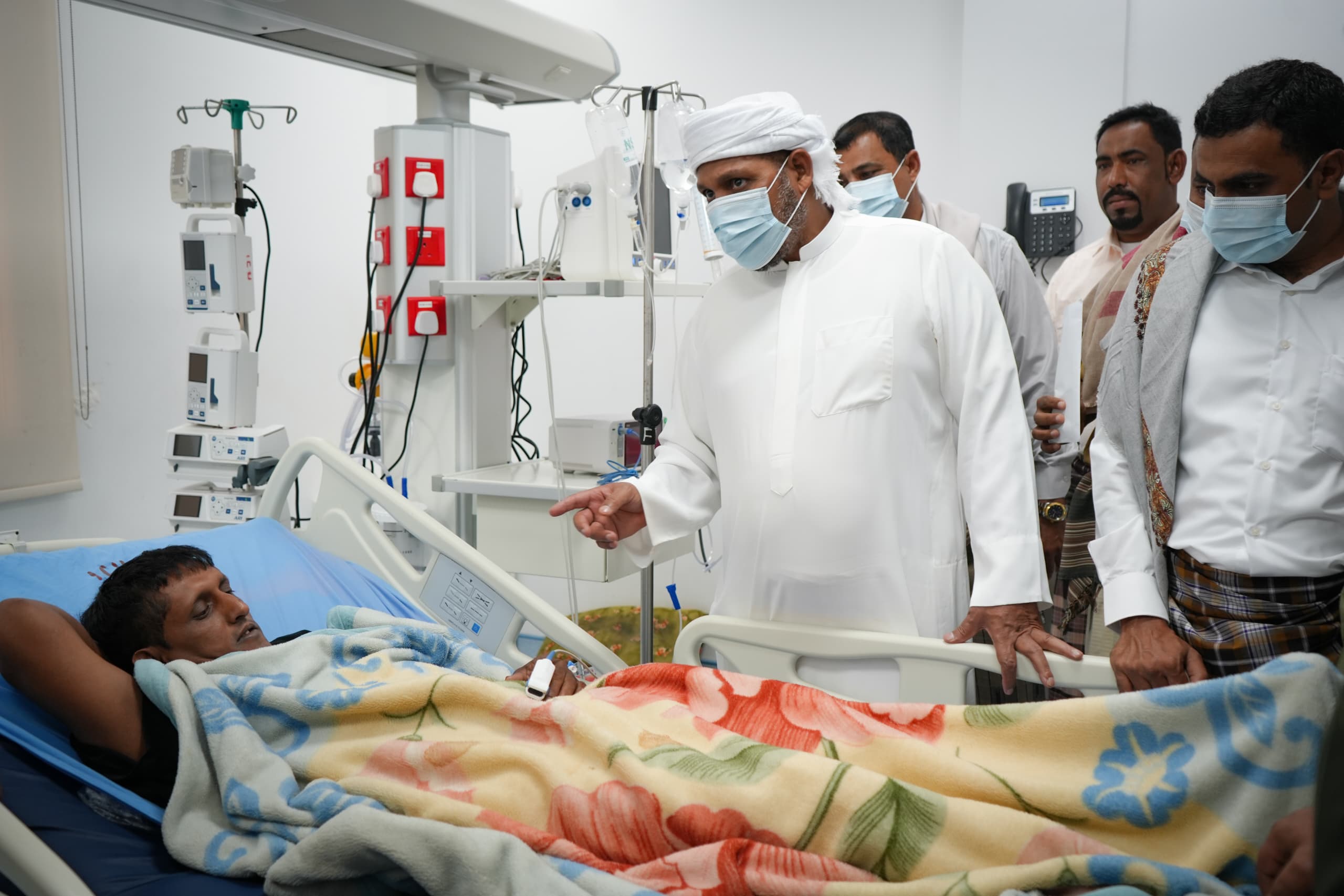 محافظ أرخبيل سقطرى يؤدي صلاة عيد الفطر مع جموع المصلين ويعايد المرضى في مستشفى خليفة