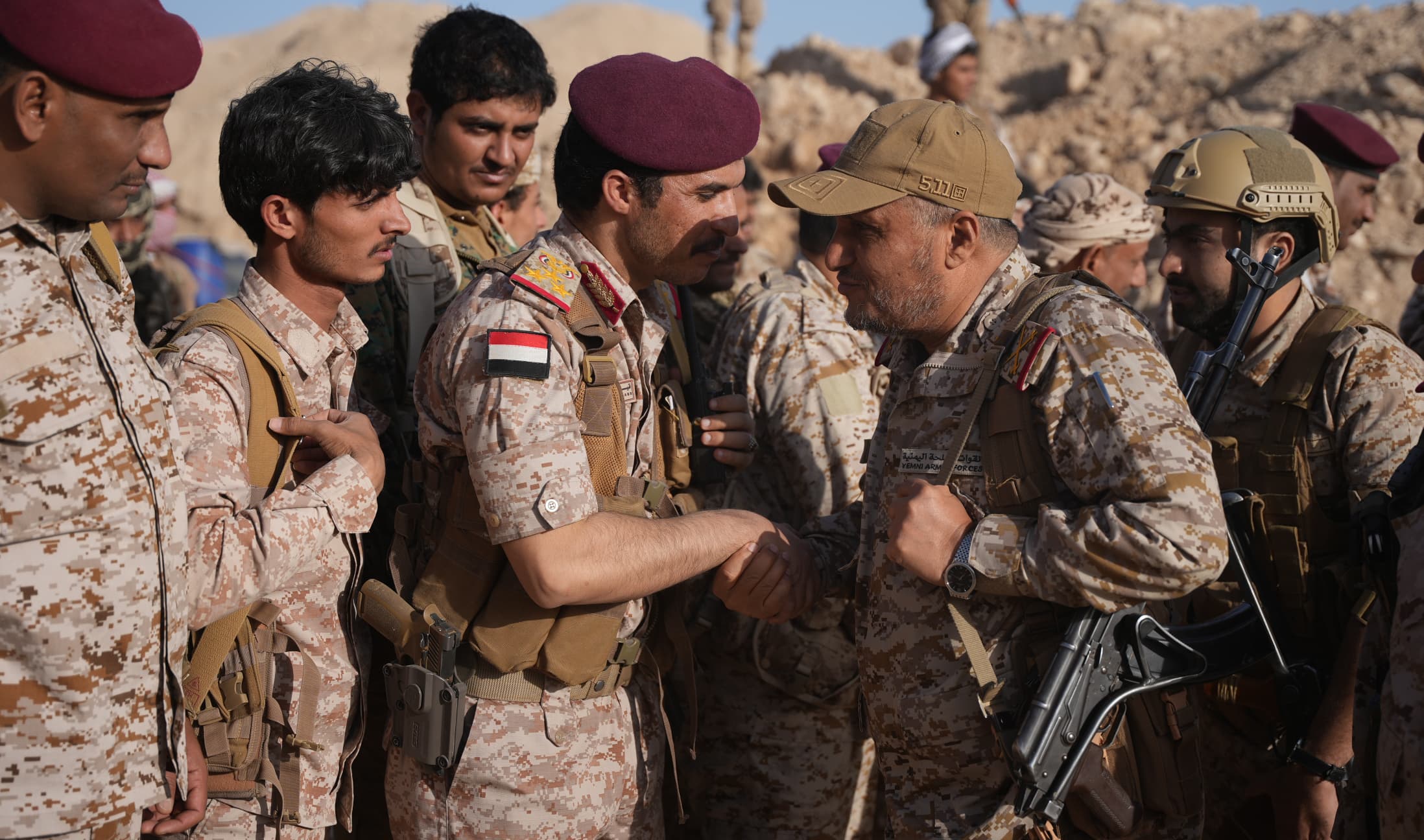 قائد المنطقة العسكرية الثالثة يتفقد أبطال القوات المسلحة في الجبهات الجنوبية لمحافظة مأرب