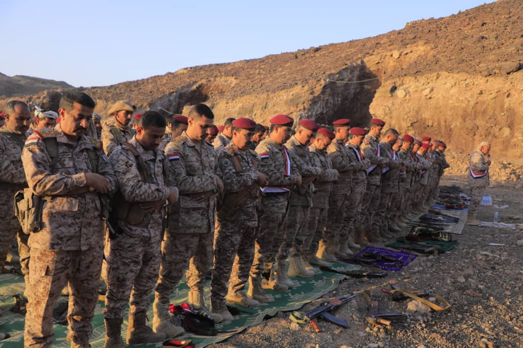 رئيس أركان المنطقة العسكرية السابعة يؤدي صلاة العيد مع قادة الألوية والوحدات العسكرية