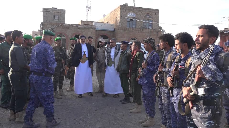 محافظ تعز يتفقد قوات الجيش والأمن ويشيد بتضحياتهم