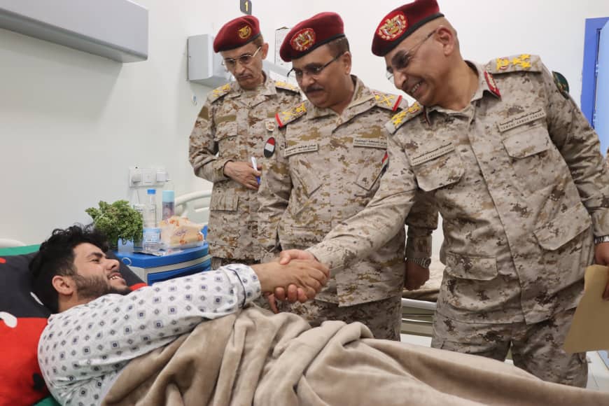 المفتش العام للقوات المسلحة يزور جرحى الجيش والمقاومة في مستشفيات مأرب