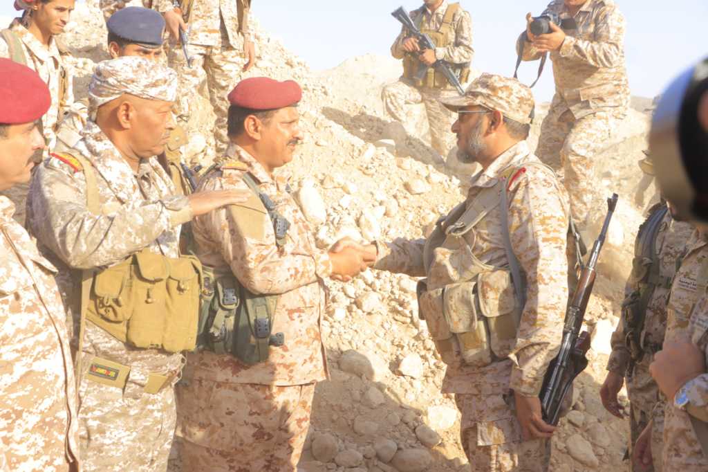 رئيس هيئة الأركان يتفقد المُقاتلين في جبهات الجنوبية بمأرب