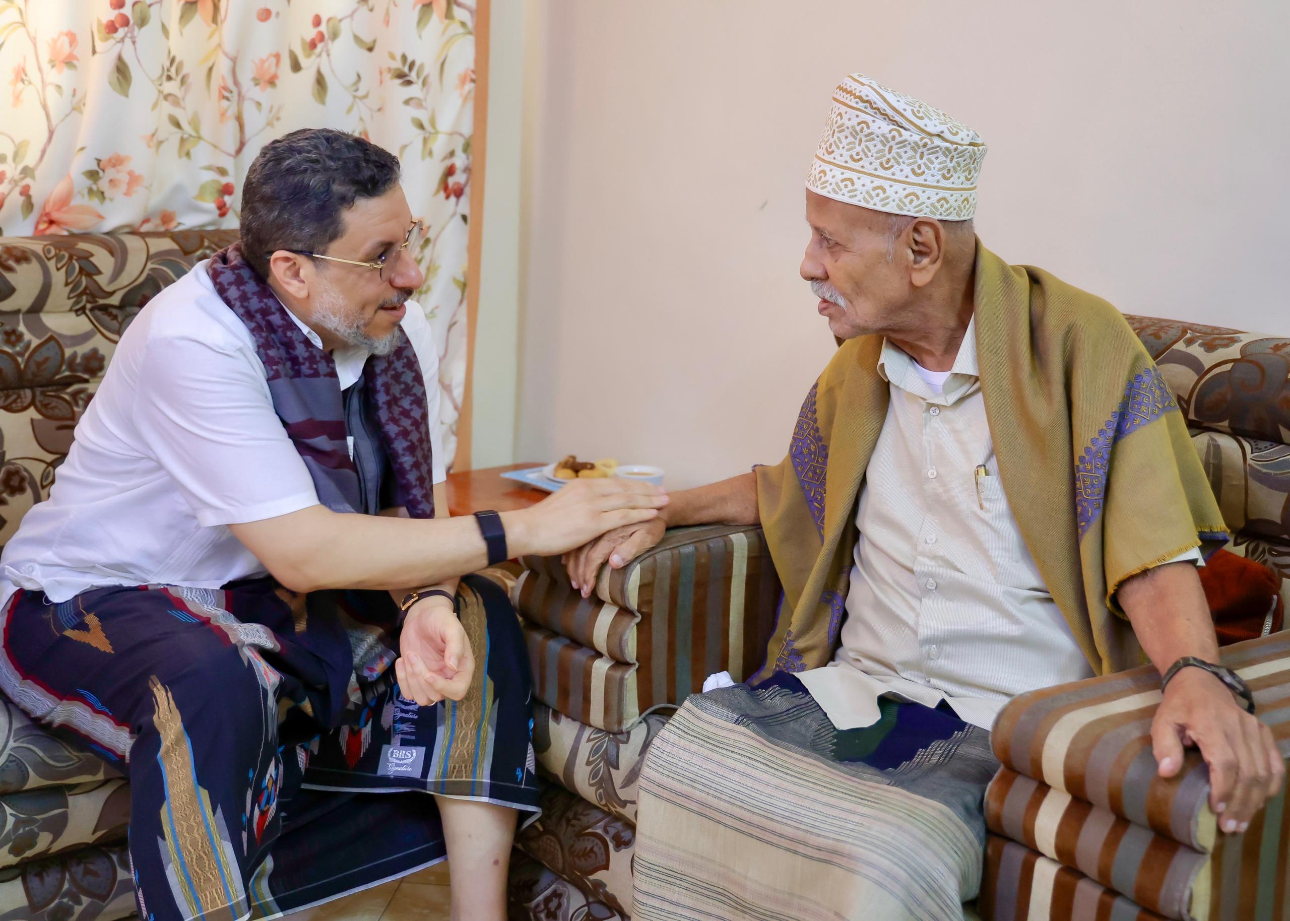 رئيس الوزراء يشيد بمسيرة وعطاء الشاعر عبدالله البقعي ويوجه بعلاجه على نفقة الدولة