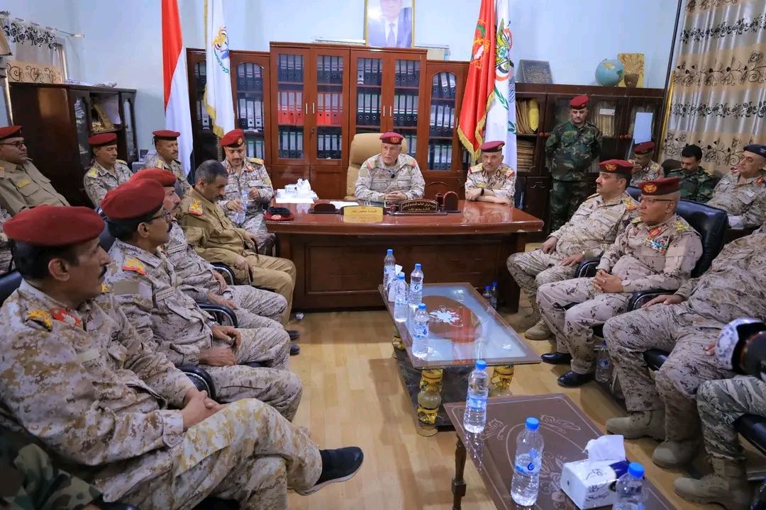 لجنة عسكرية من وزارة الدفاع تزور جبهات تعز وتشيد بصمود المقاتلين
