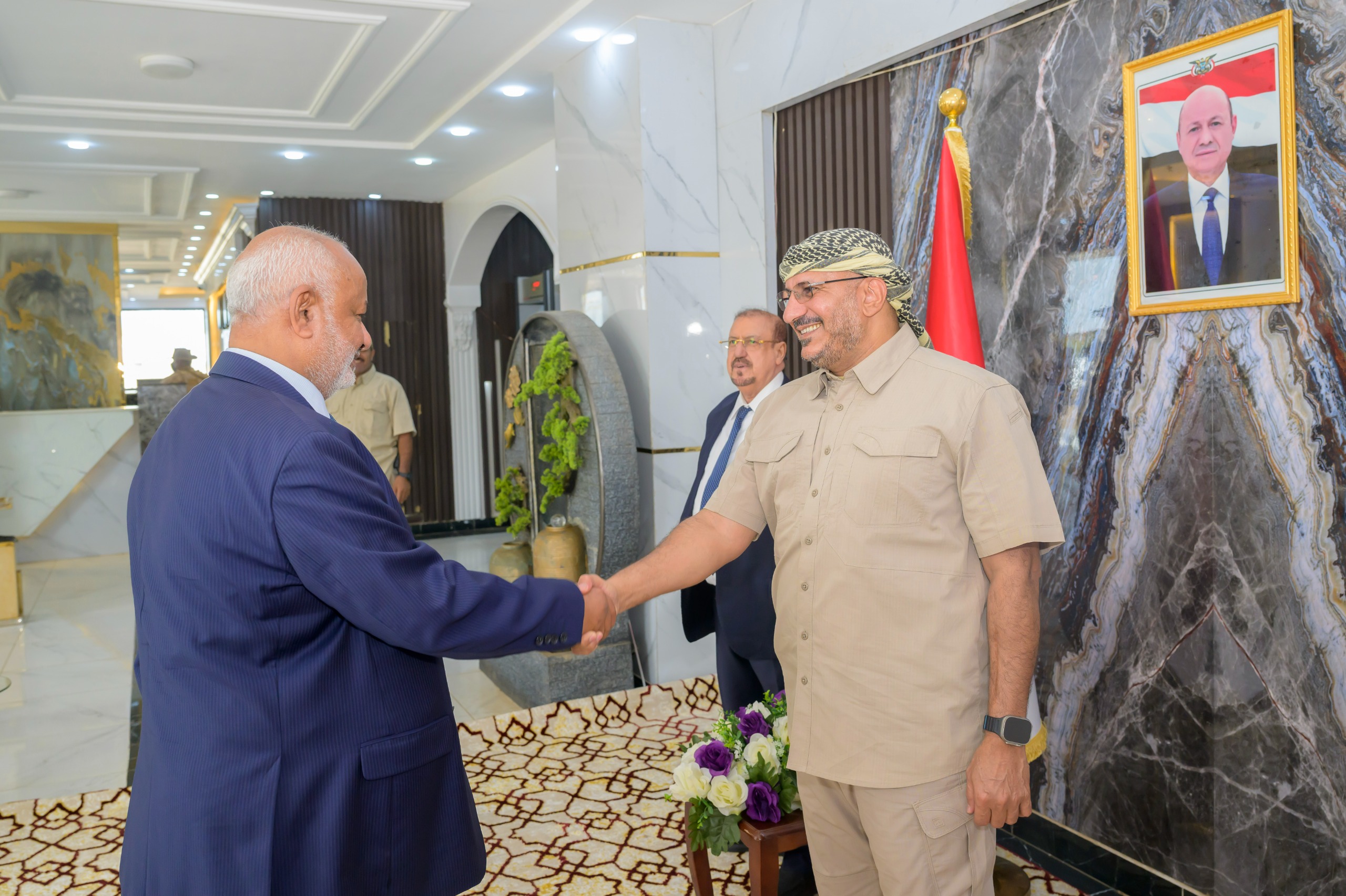 طارق صالح يستقبل جموع المهنئين من أبناء الساحل الغربي بمناسبة عيد الفطر المبارك