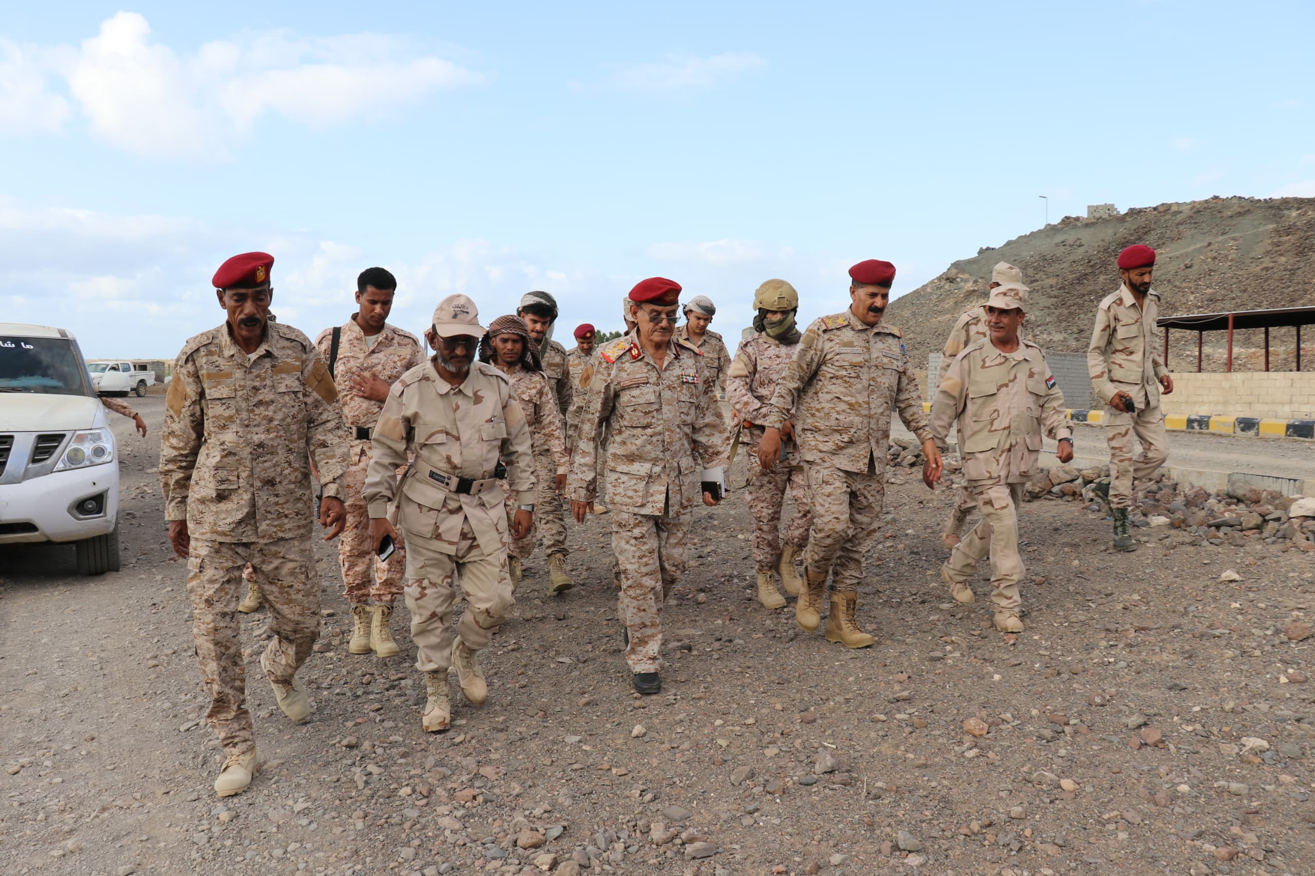 لجنة من وزارة الدفاع تزور محور باب المندب-خرز