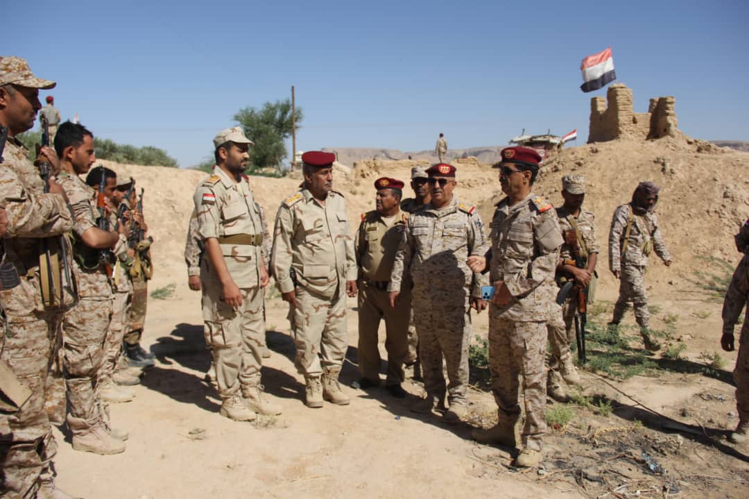 مساعد وزير الدفاع وقائد المنطقة الأولى يتفقدان عدد من النقاط والمواقع العسكرية بوادي حضرموت