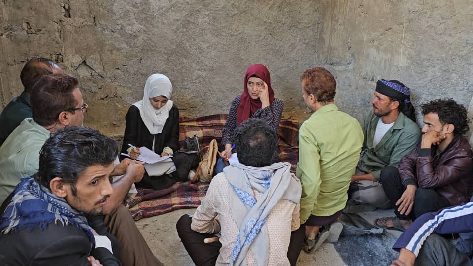 اللجنة الوطنية للتحقيق تلتقي ضحايا انتهاكات حقوق الإنسان في قرى عزلة الأحكوم بتعز