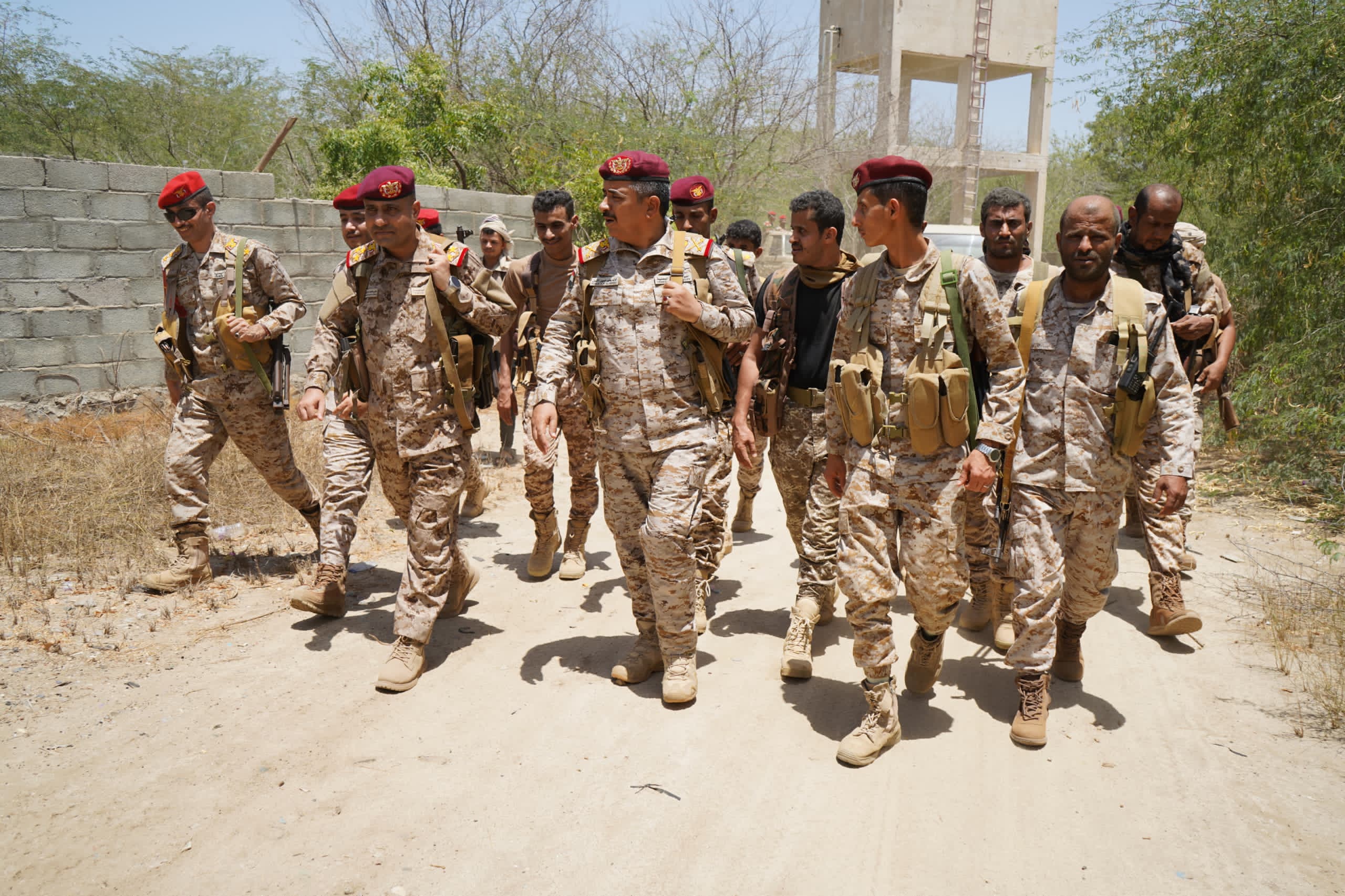 وفد عسكري يتفقد الخطوط الأمامية بالمنطقة العسكرية الخامسة ويشيد بجاهزية المقاتلين
