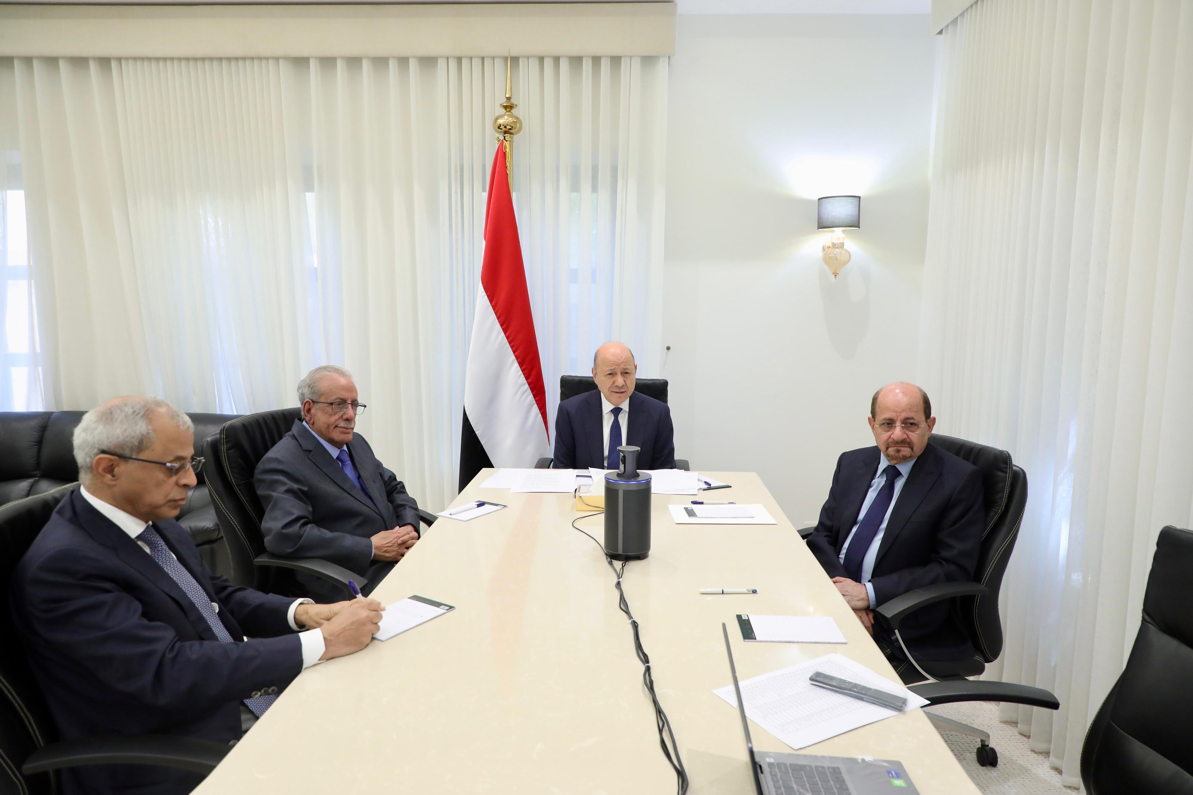 رئيس مجلس القيادة يجتمع بقيادات وزارة الخارجية ورؤساء البعثات الدبلوماسية في الخارج