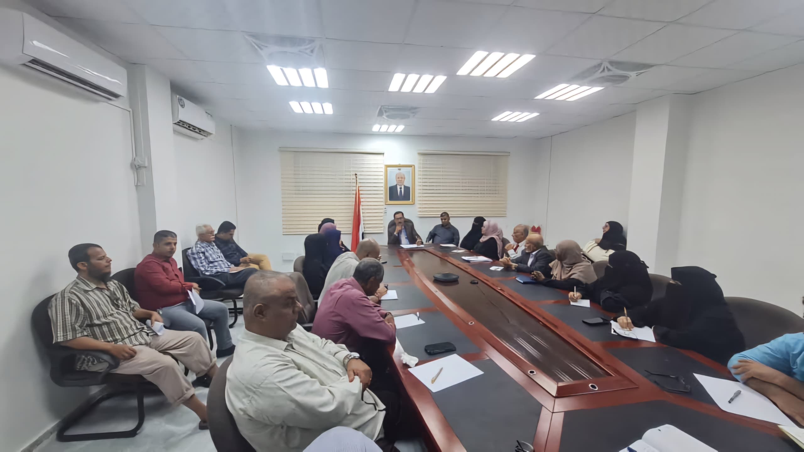 اجتماع بعدن يناقش مستوى أداء العمل للربع الأول والانضباط الوظيفي في وزارة الصناعة والتجارة