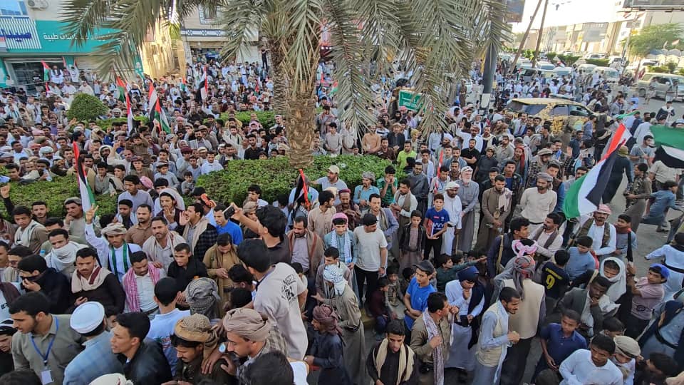 مسيرة جماهيرية غاضبة في مأرب تندد بجرائم الحرب والإبادة الجماعية المستمرة في غزة