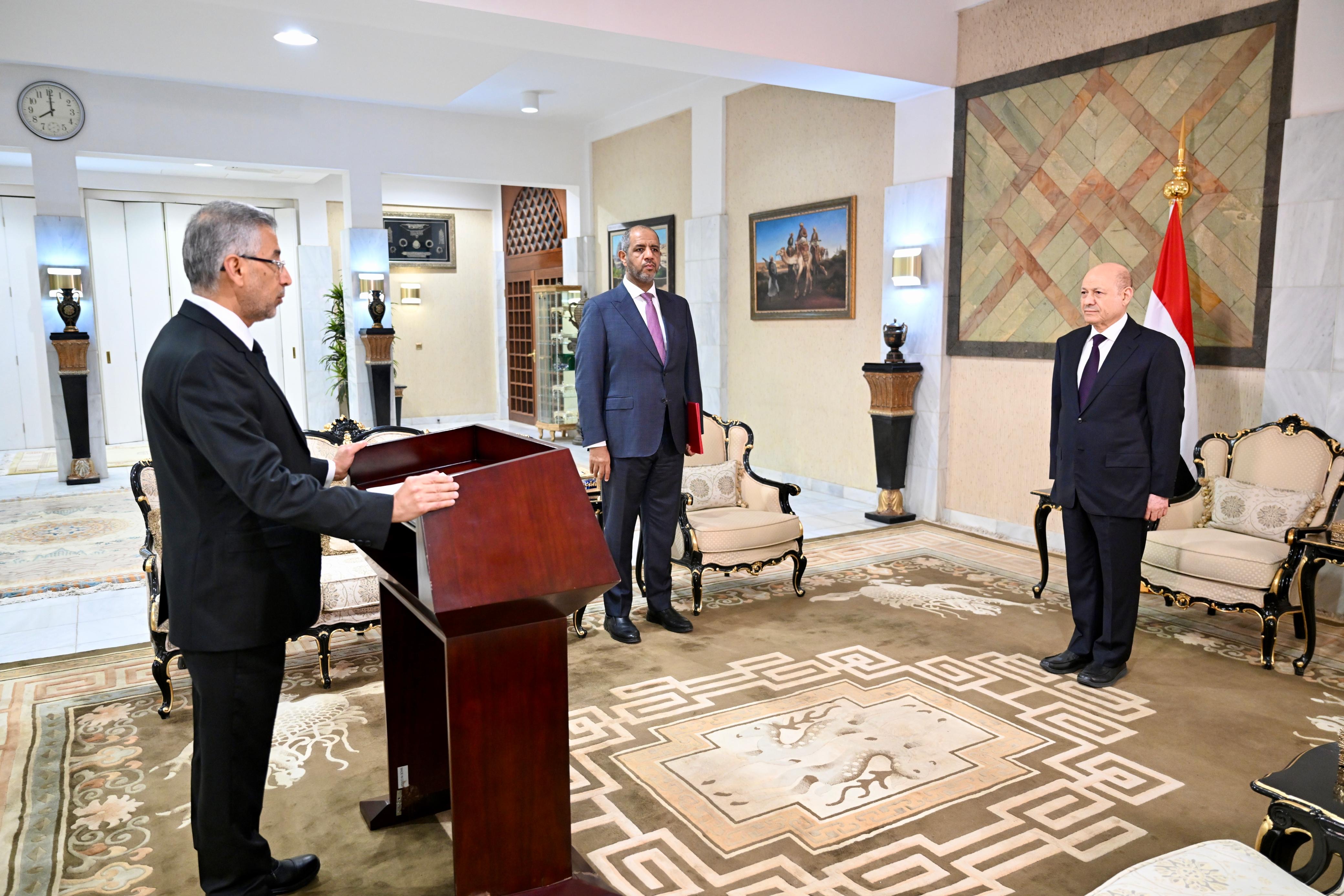 سفير اليمن لدى الولايات المتحدة يؤدي اليمين الدستورية امام رئيس مجلس القيادة الرئاسي