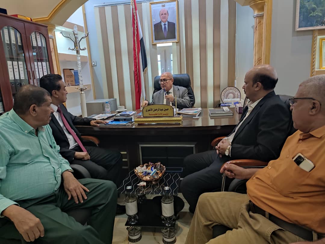 الوزير الأغبري يطلع على مستوى إنجاز التقارير الإدارية والفنية لوزارة الادارة المحلية