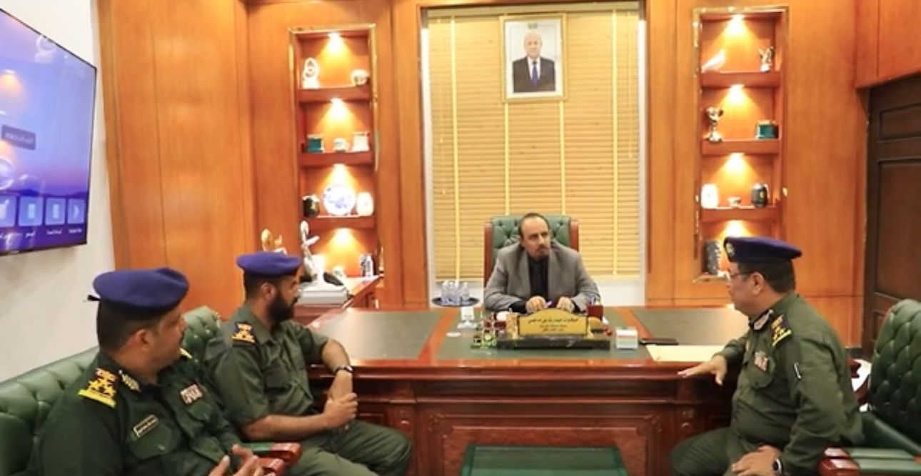 محافظ حضرموت يناقش سُبل تعزيز الاستقرار التمويني ويطلع على الانشطة الاكاديمية في كلية الشرطة