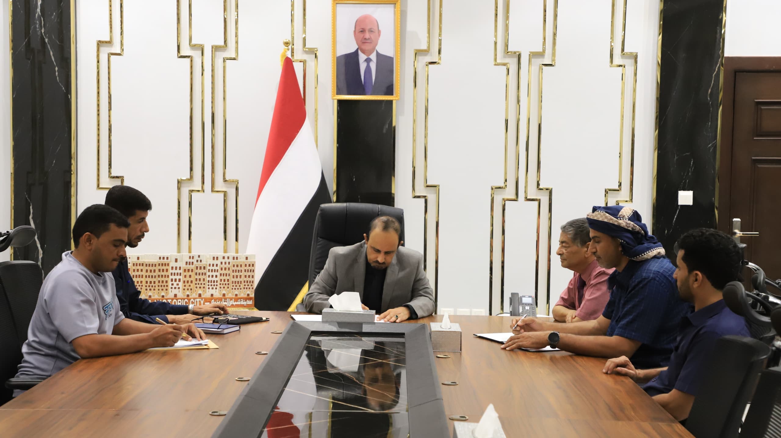 التوقيع على عقد مشروع مبنى الرنين المغناطيسي بهيئة مستشفى ابن سينا بالمكلا
