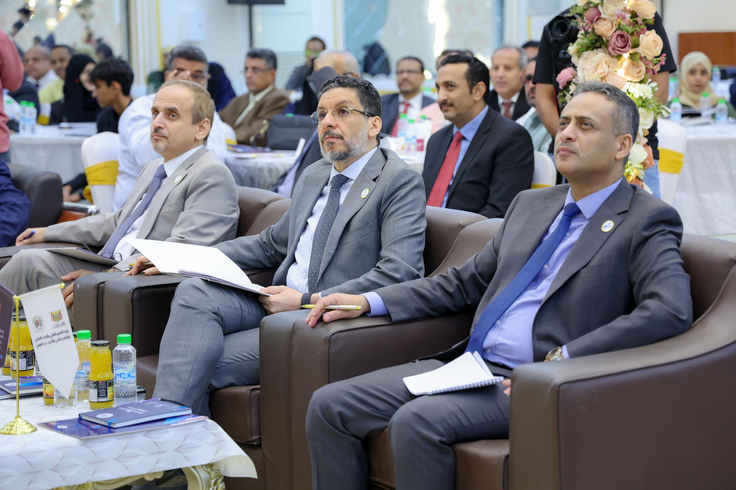 رئيس الوزراء يؤكد أهمية ربط الكفاءات اليمنية المهاجرة بوطنها الأم وتمكينها من الاسهام في البناء والتنمية