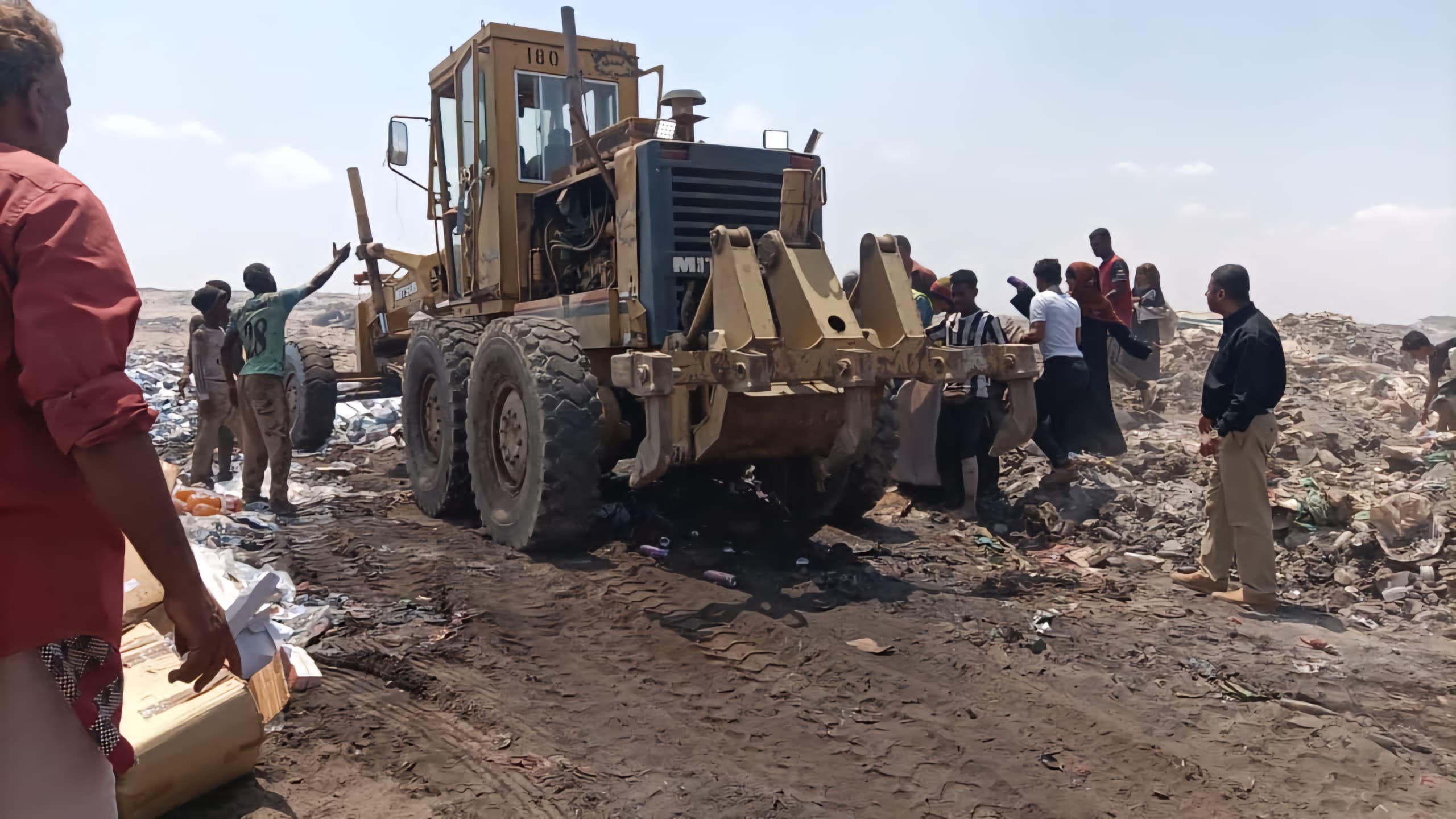 وزارة الصناعة والتجارة تتلف 2 طن من المواد الغذائية منتهية الصلاحية
