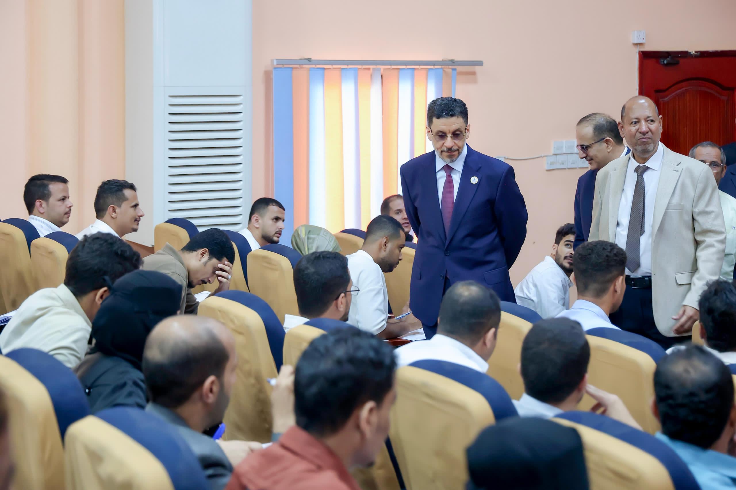 رئيس الوزراء يدشن بجامعة عدن الدورة الأولى لامتحان التقييم والكفاءة لمزاولي المهن الطبية والصحية
