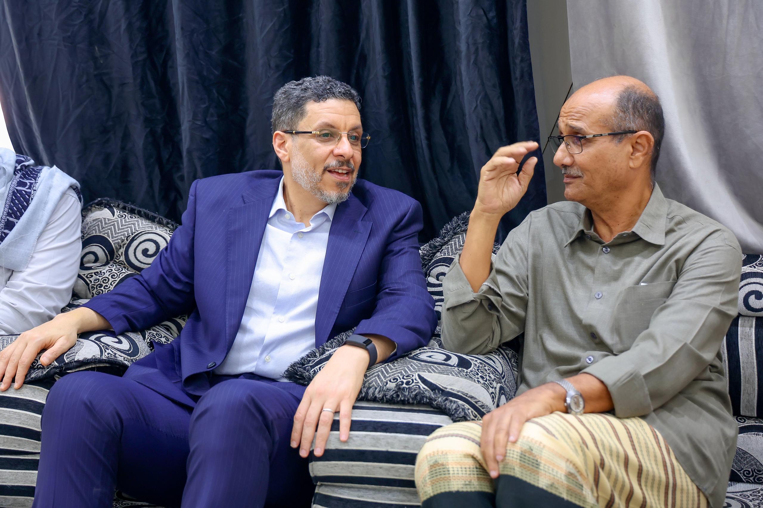 رئيس الوزراء يحضر مجلس عزاء عضو مجلس النواب فؤاد عبدالكريم