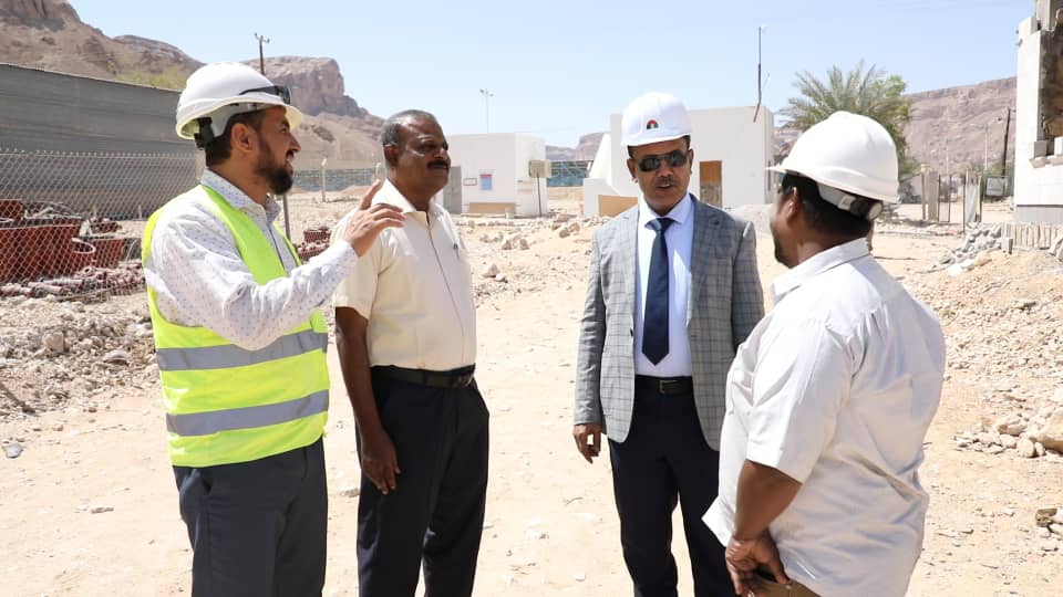 الوكيل العامري يتفقد سير العمل في مشروع مختبر المياه والصرف الصحي بسيئون