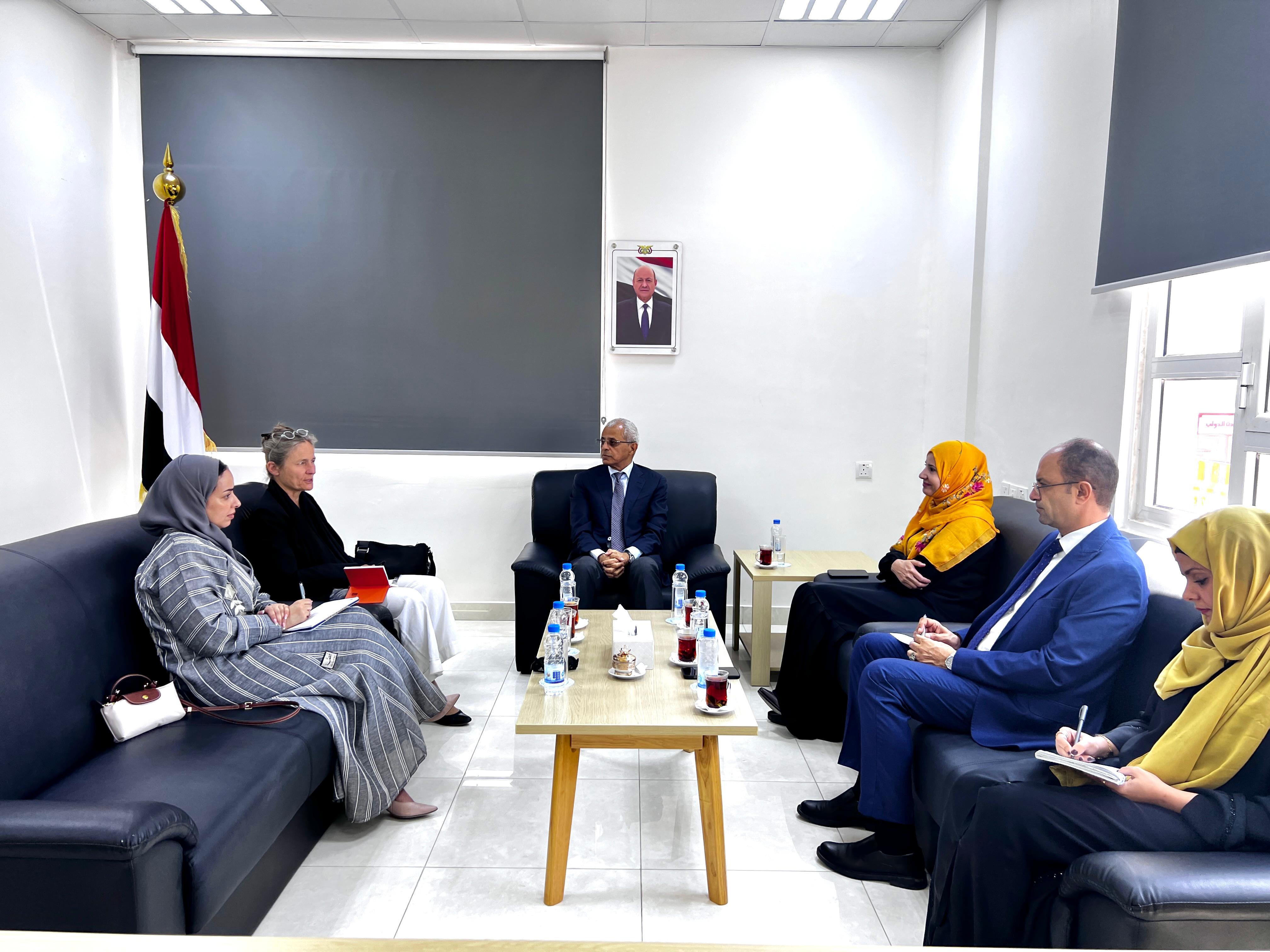 نائب وزير الخارجية يناقش مع السفيرة الهولندية مستجدات الوضع الإنساني والسياسي في اليمن