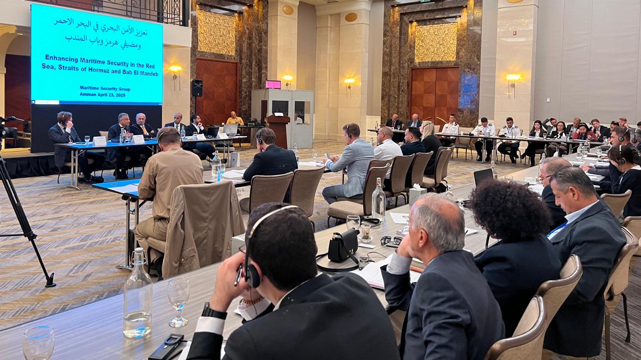 السفير فقيرة يشارك في حلقة نقاشية حول تعزيز الأمن البحري في البحر الأحمر ومضيقي هرمز وباب المندب