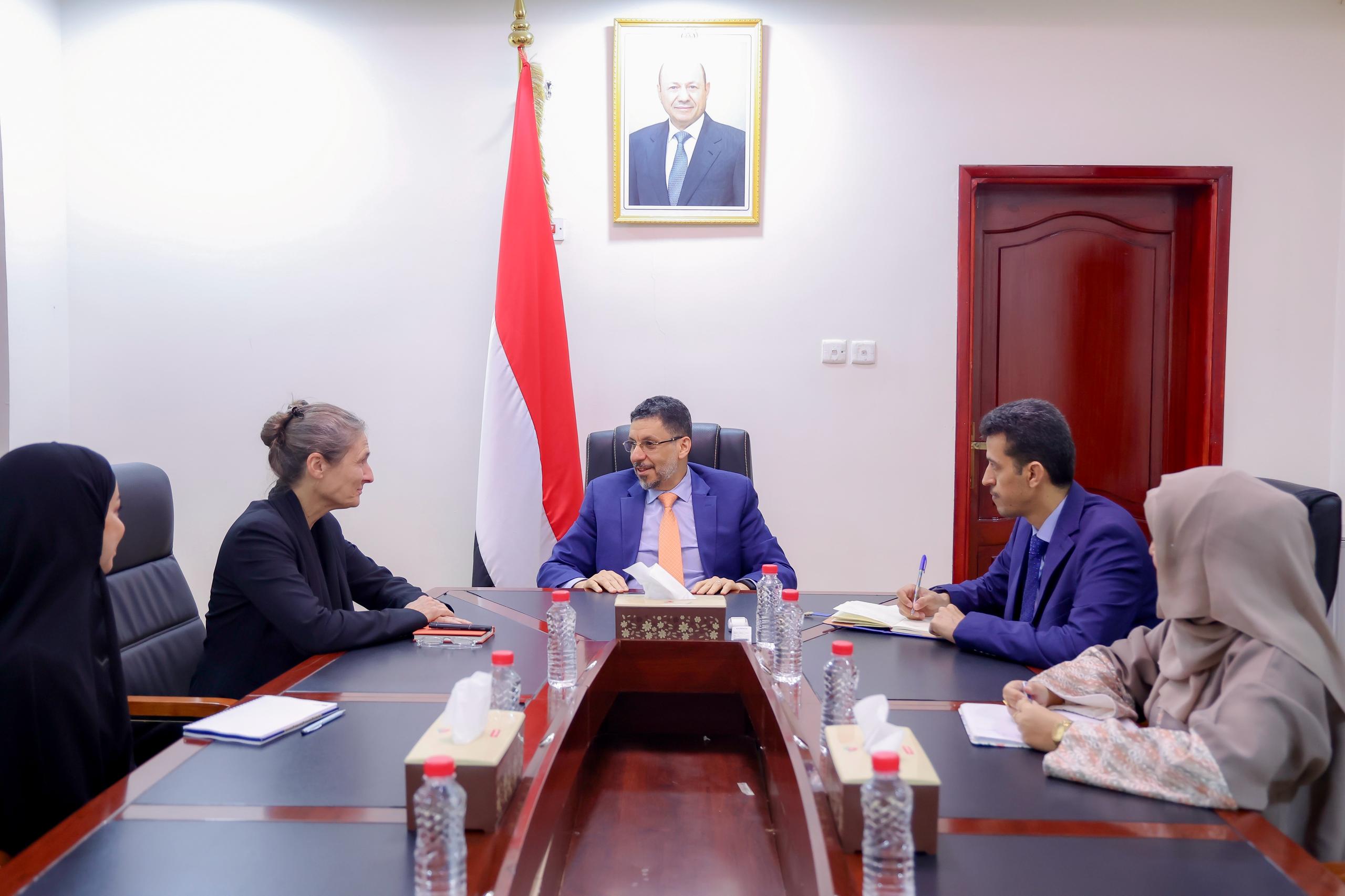 رئيس الوزراء يستقبل في عدن سفيرة هولندا لدى اليمن