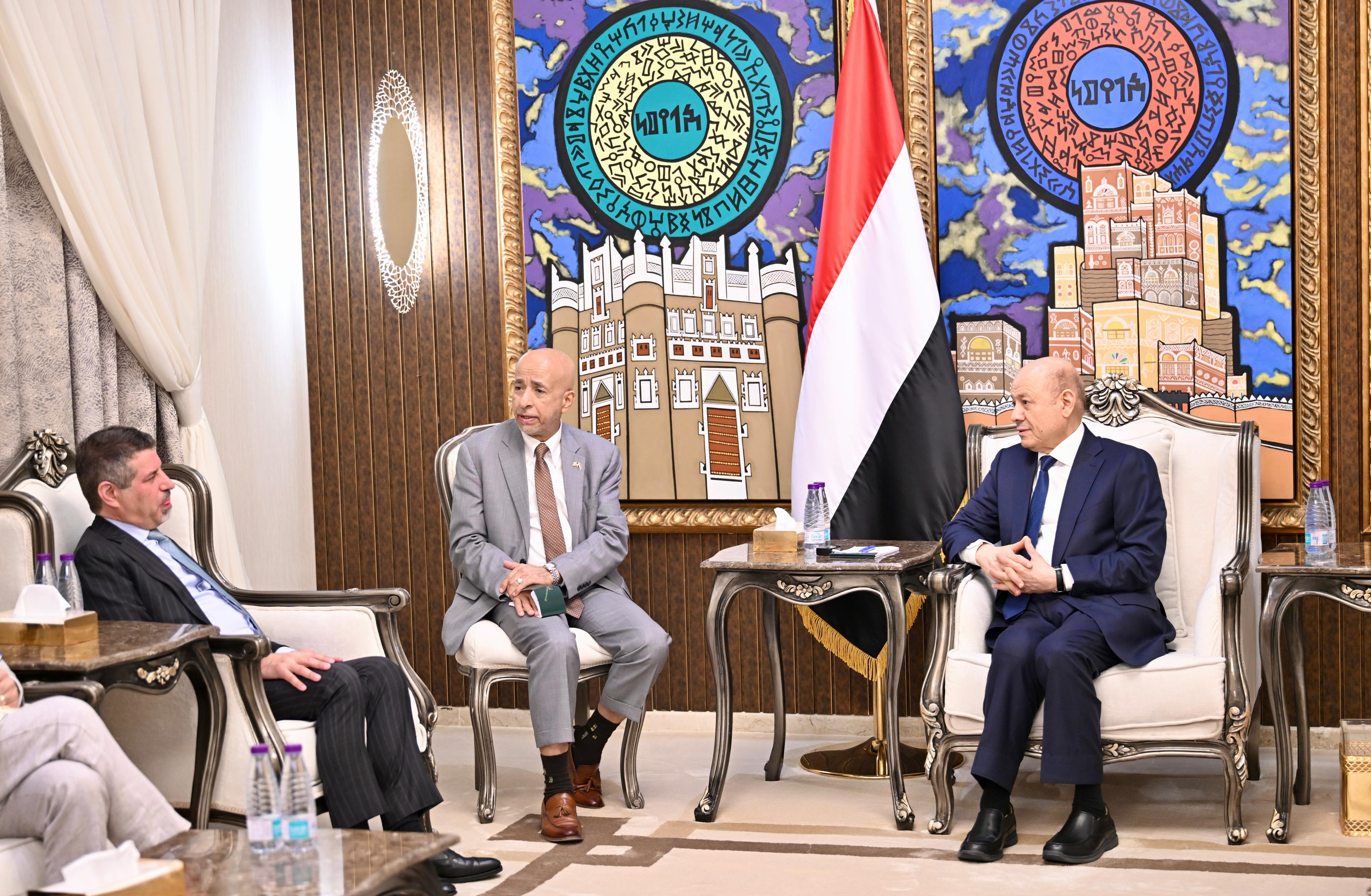 رئيس مجلس القيادة يستقبل سفير الولايات المتحدة الامريكية