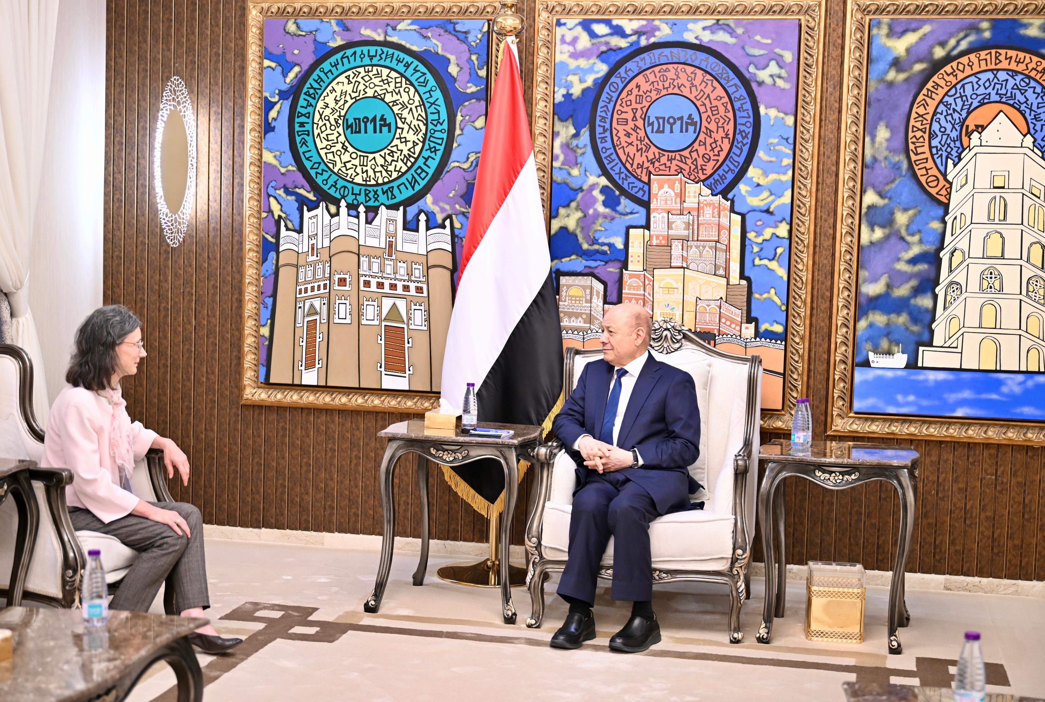 رئيس مجلس القيادة يستقبل سفيرة الجمهورية الفرنسية