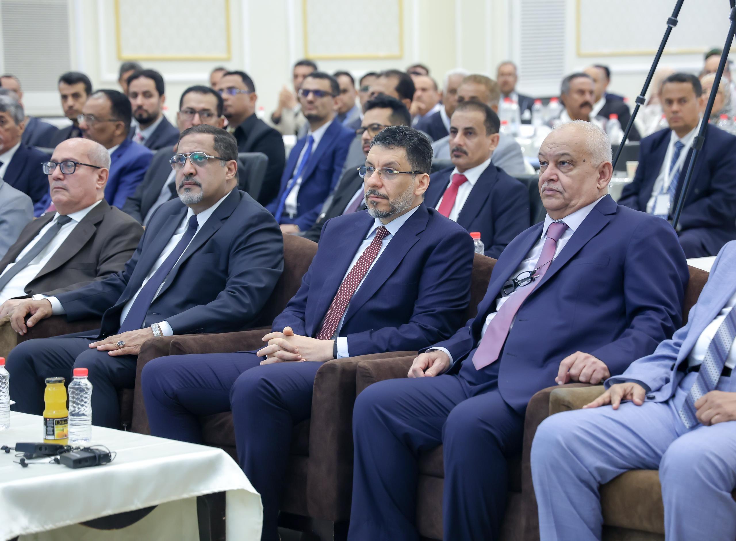 رئيس الوزراء يفتتح في عدن ورشة العمل عالية المستوى حول تعزيز جهود إنفاذ القانون في مكافحة الفساد