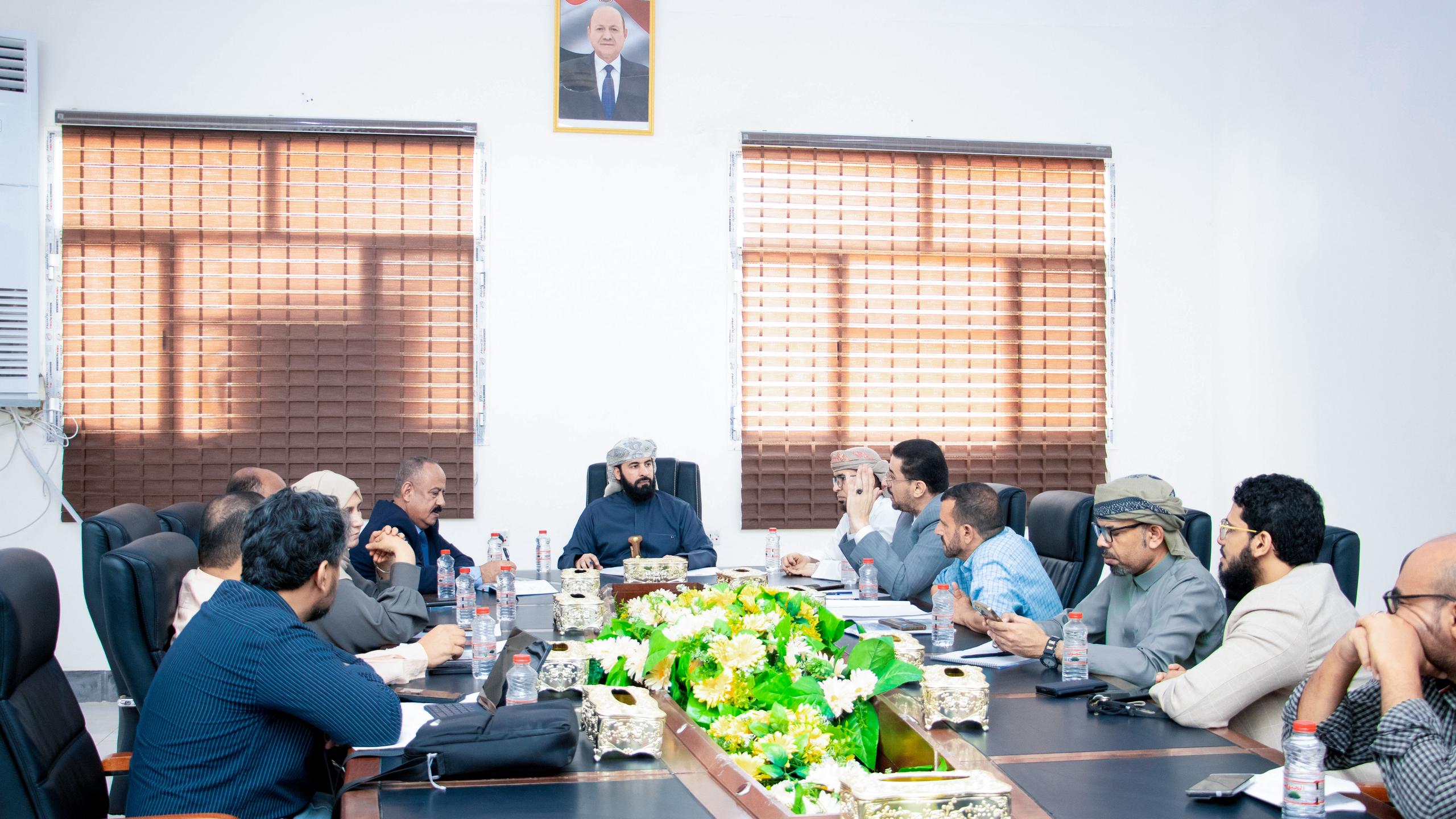 وكيل وزارة الاوقاف يناقش مع الخطوط الجوية اليمنية ترتيبات نقل الحجاج