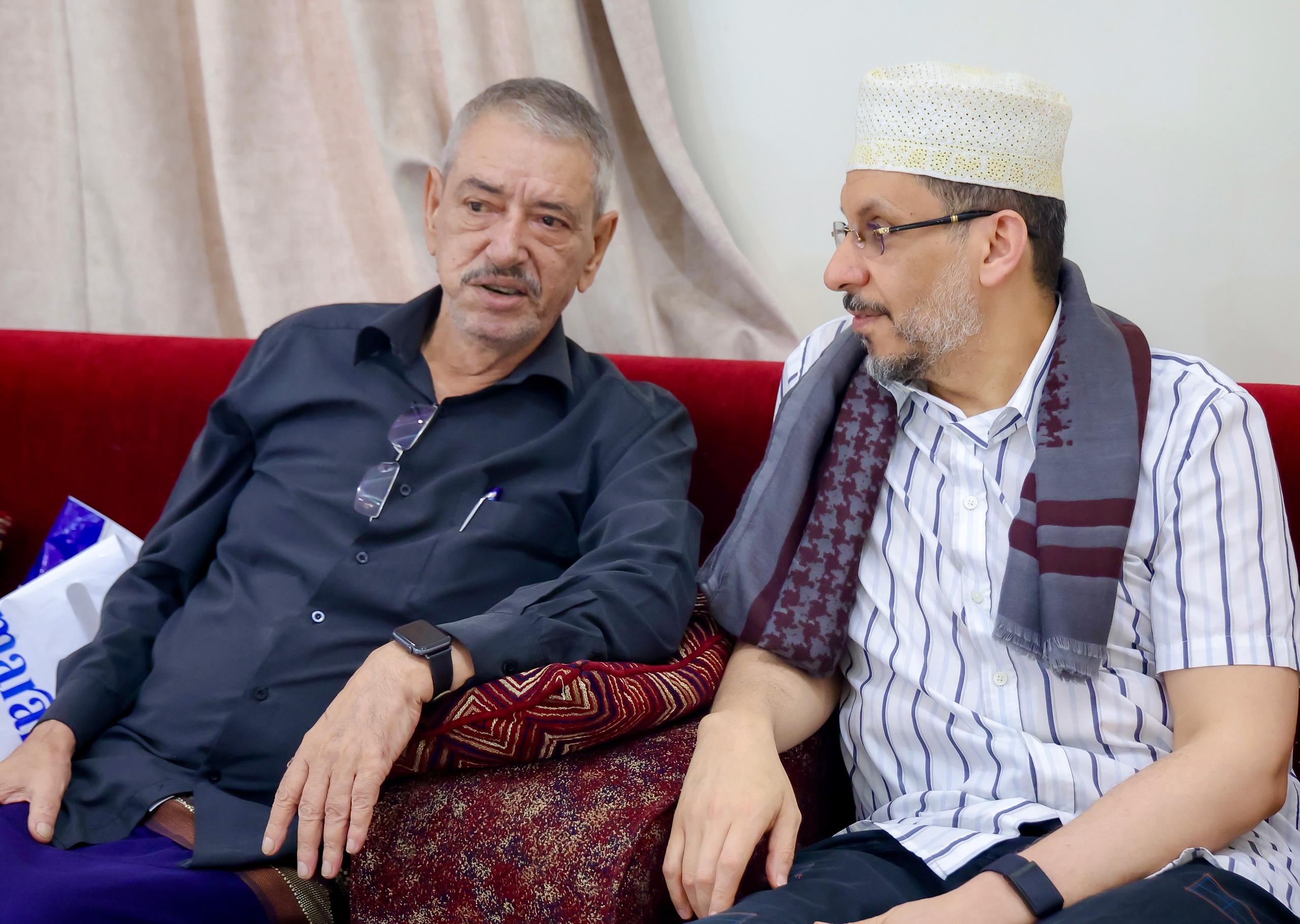 رئيس الوزراء يقدم واجب العزاء لوكيل وزارة المالية بوفاة والدته