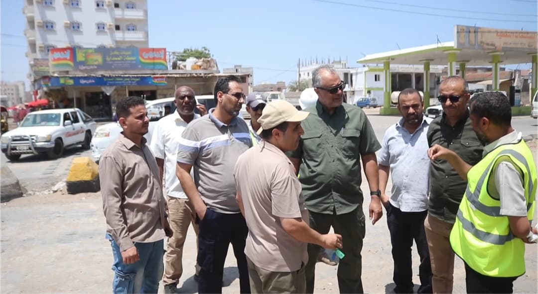 الماس وباهرمز يطلعان على تنفيذ مشروع صيانة طريق الملعب - السيلة في عدن