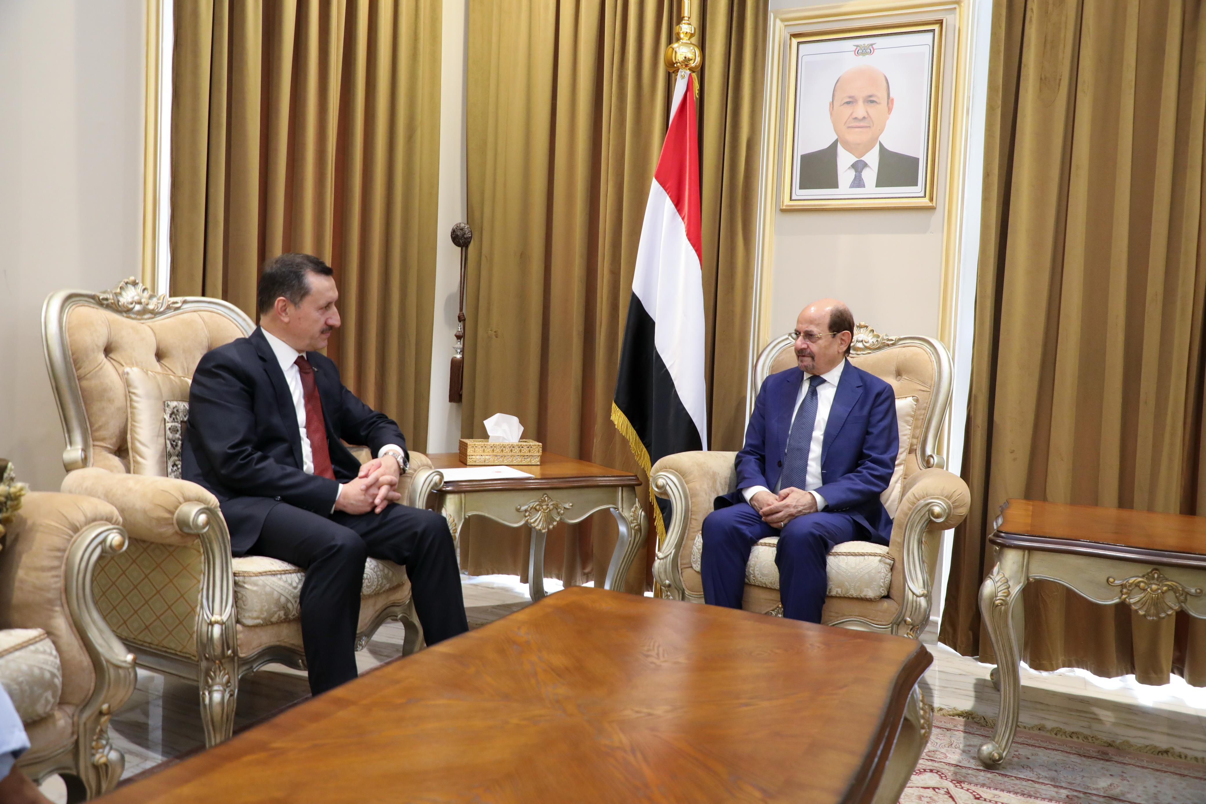 وزير الخارجية يلتقي القائم بأعمال السفارة التركية لدى اليمن