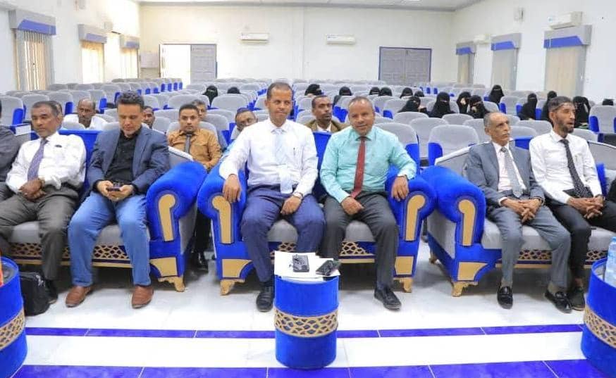 تنظيم ندوة علمية بسيئون حول التربية العملية والذكاء الاصطناعي لتعزيز الكفاءة المهنية
