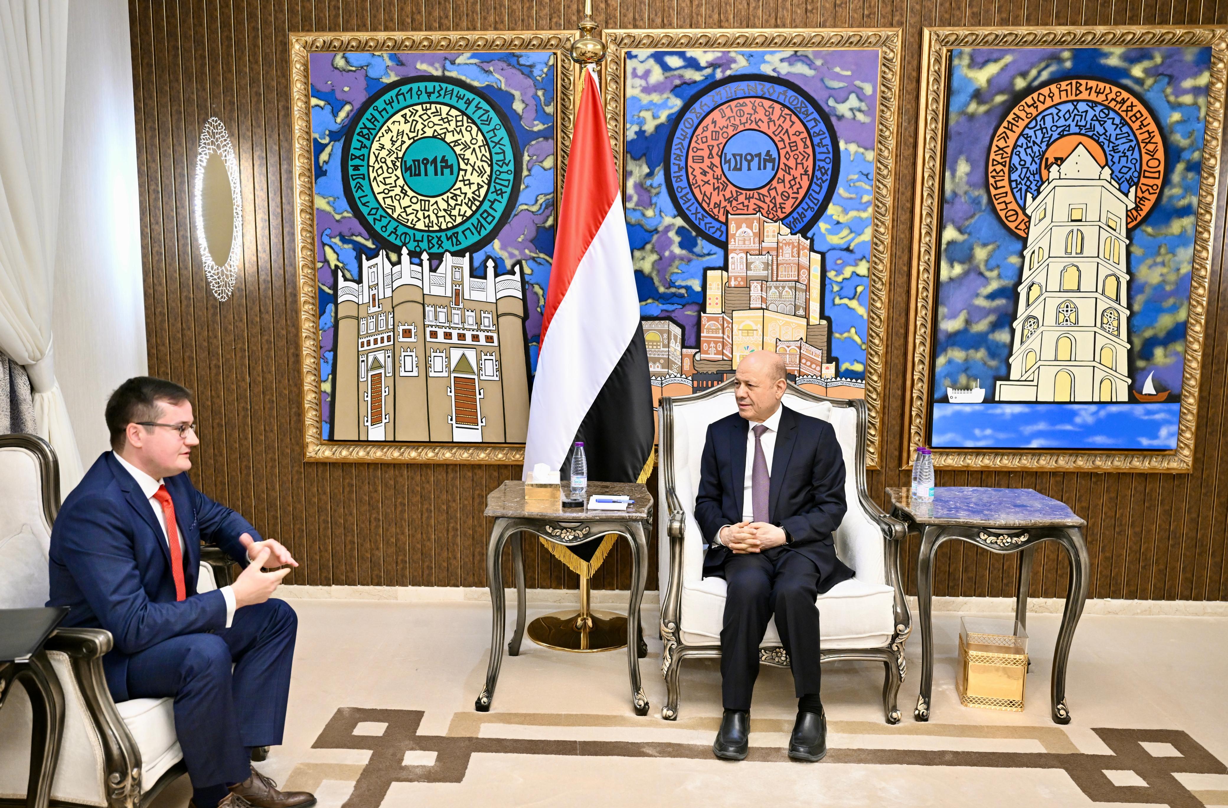 رئيس مجلس القيادة يشيد بالموقف الروسي الثابت الى جانب الشعب اليمني وشرعيته الدستورية