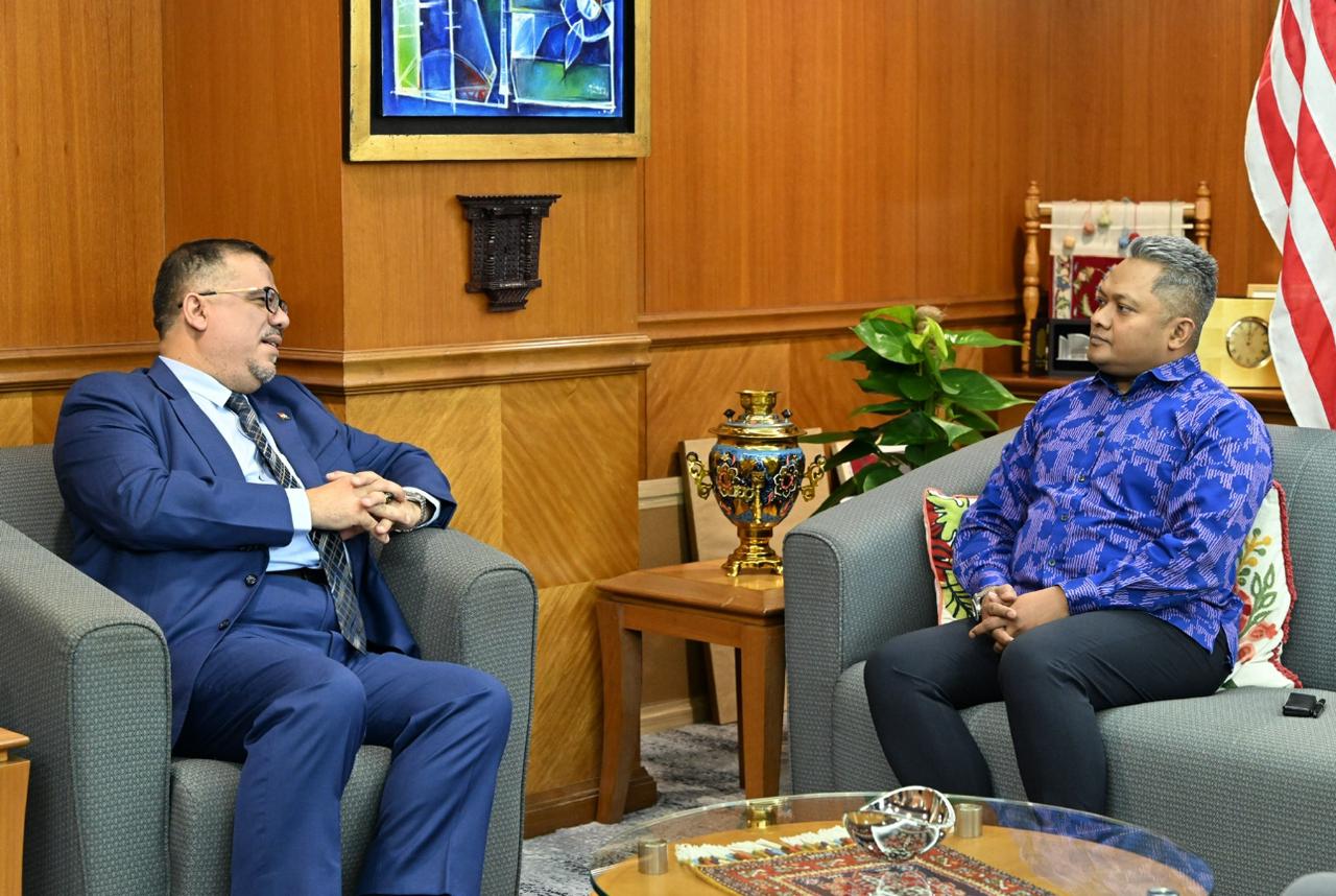 السفير باحميد يبحث مع مسؤول ماليزي القضايا المتعلقة بأوضاع الجالية اليمنية