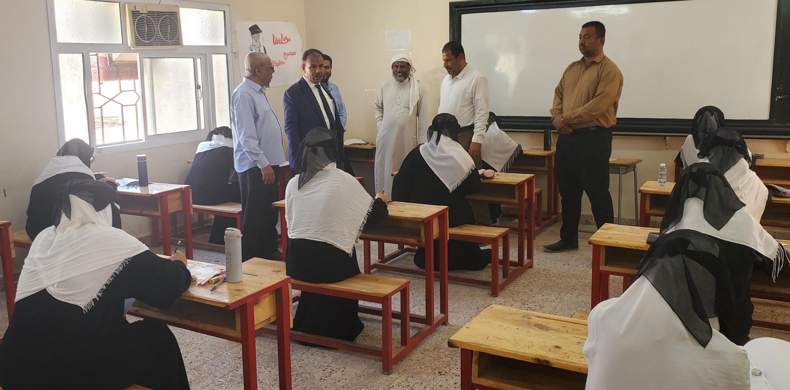 الوكيل العامري يتفقد سير الامتحانات النهائية لطلاب الثانوية العامة بوادي حضرموت