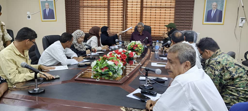 محافظ لحج يناقش مع اللجنة الوطنية للتحقيق أوضاع السجناء والسجون في المحافظة